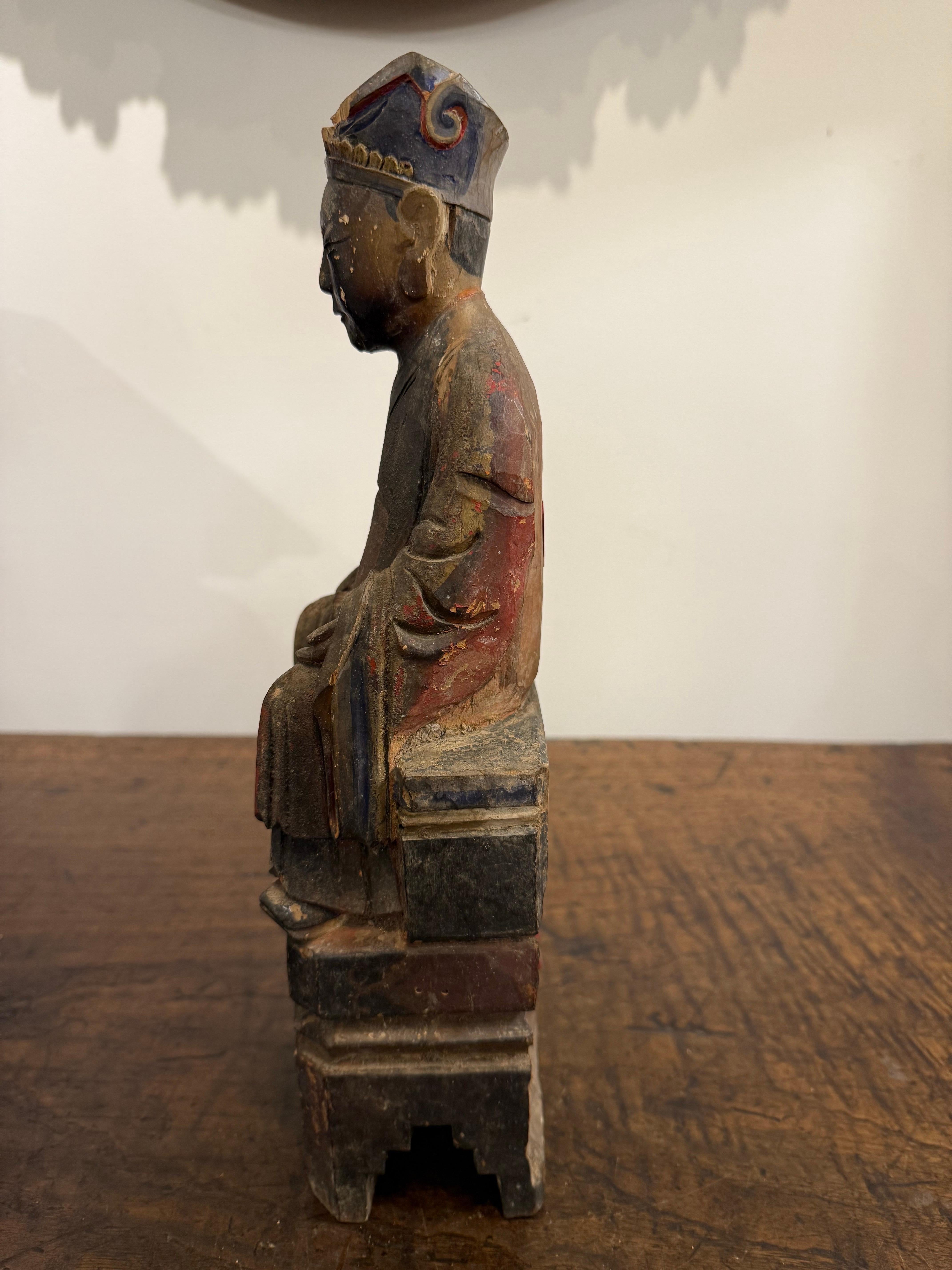 Chinois Petite figurine chinoise en bois sculpté et polychrome, dynastie Ming en vente