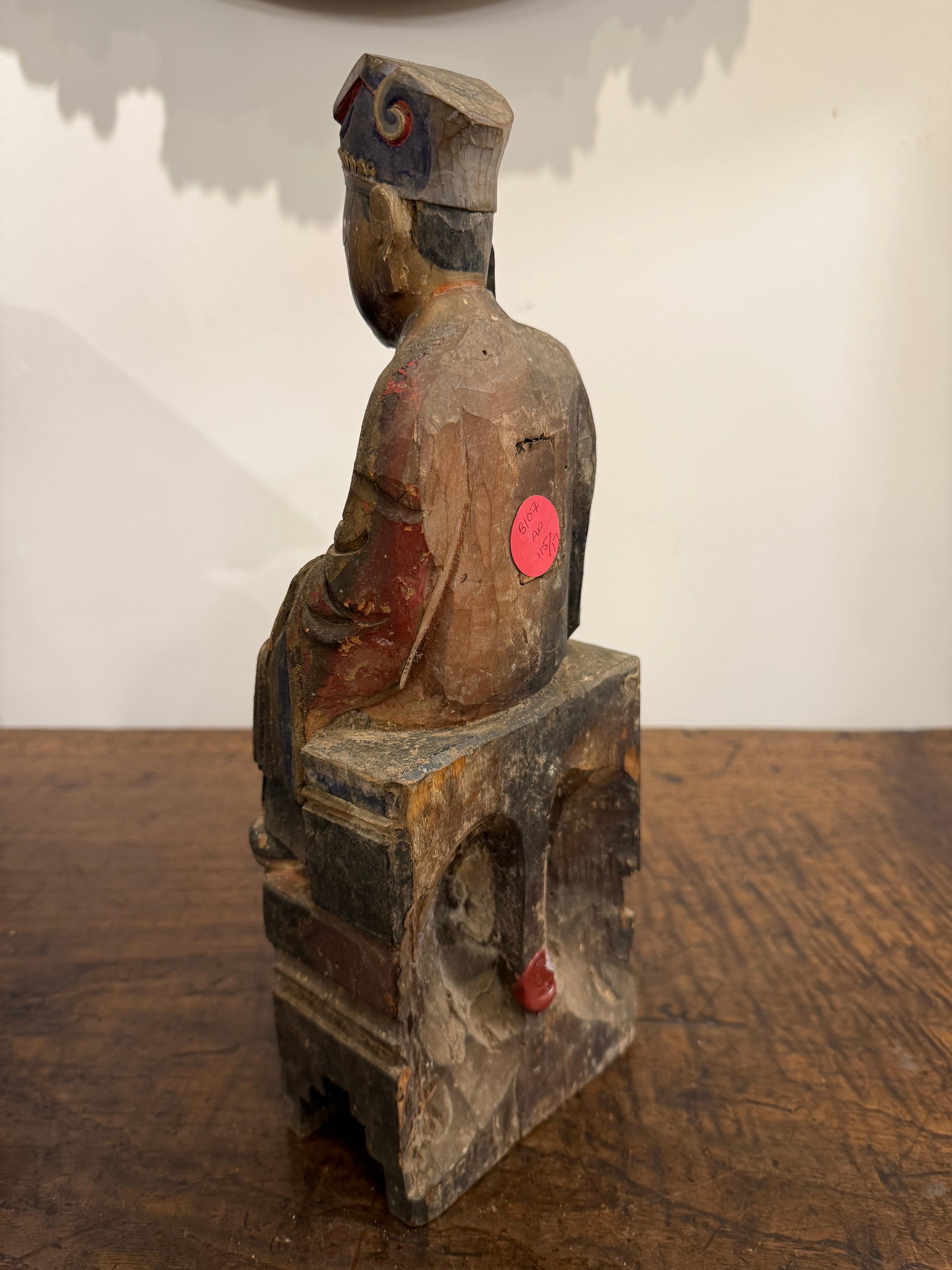 Polychromé Petite figurine chinoise en bois sculpté et polychrome, dynastie Ming en vente