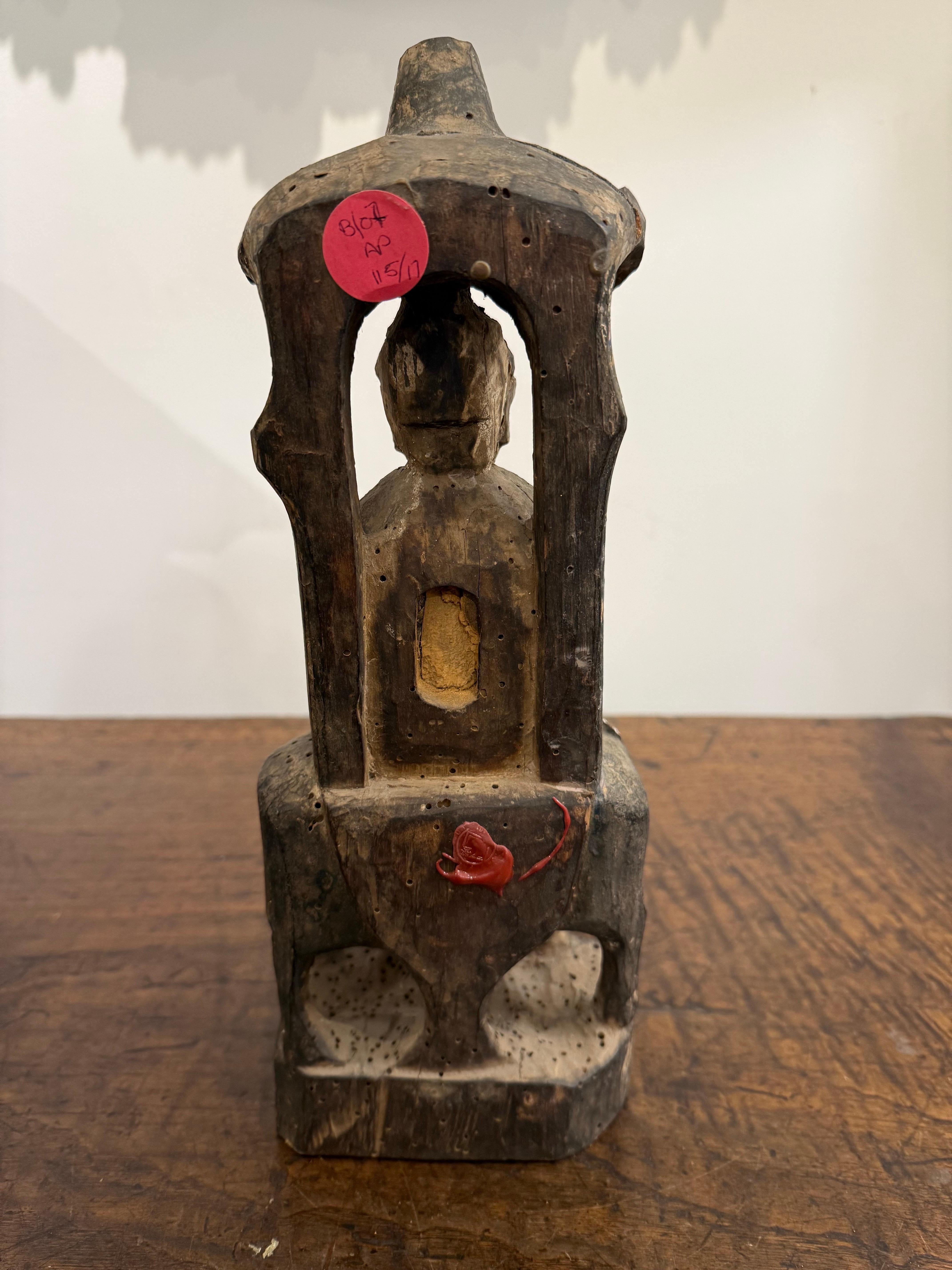 Petite figurine chinoise en bois sculpté et polychrome, dynastie Ming Bon état - En vente à ARMADALE, VIC
