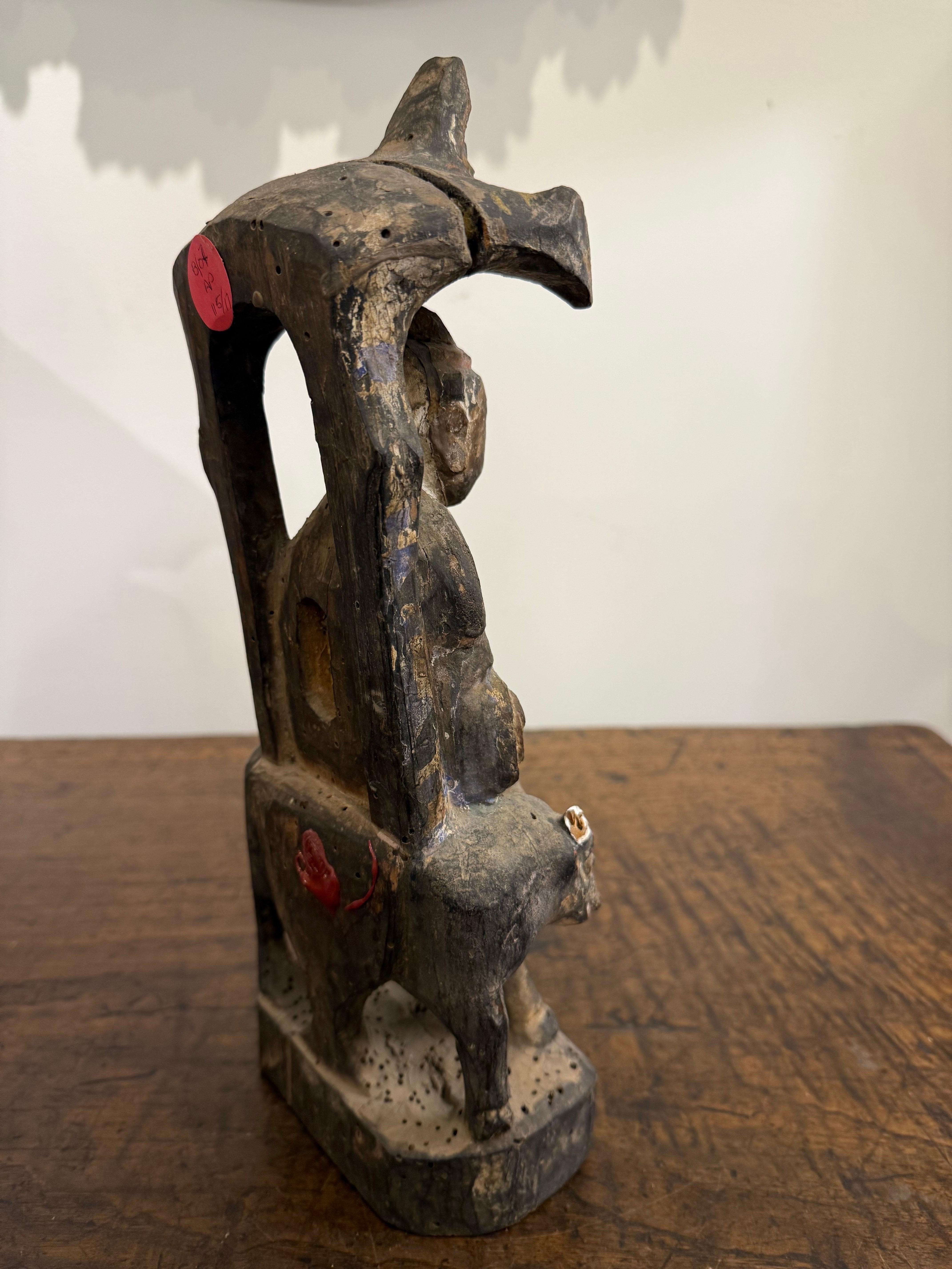 XVIIIe siècle et antérieur Petite figurine chinoise en bois sculpté et polychrome, dynastie Ming en vente