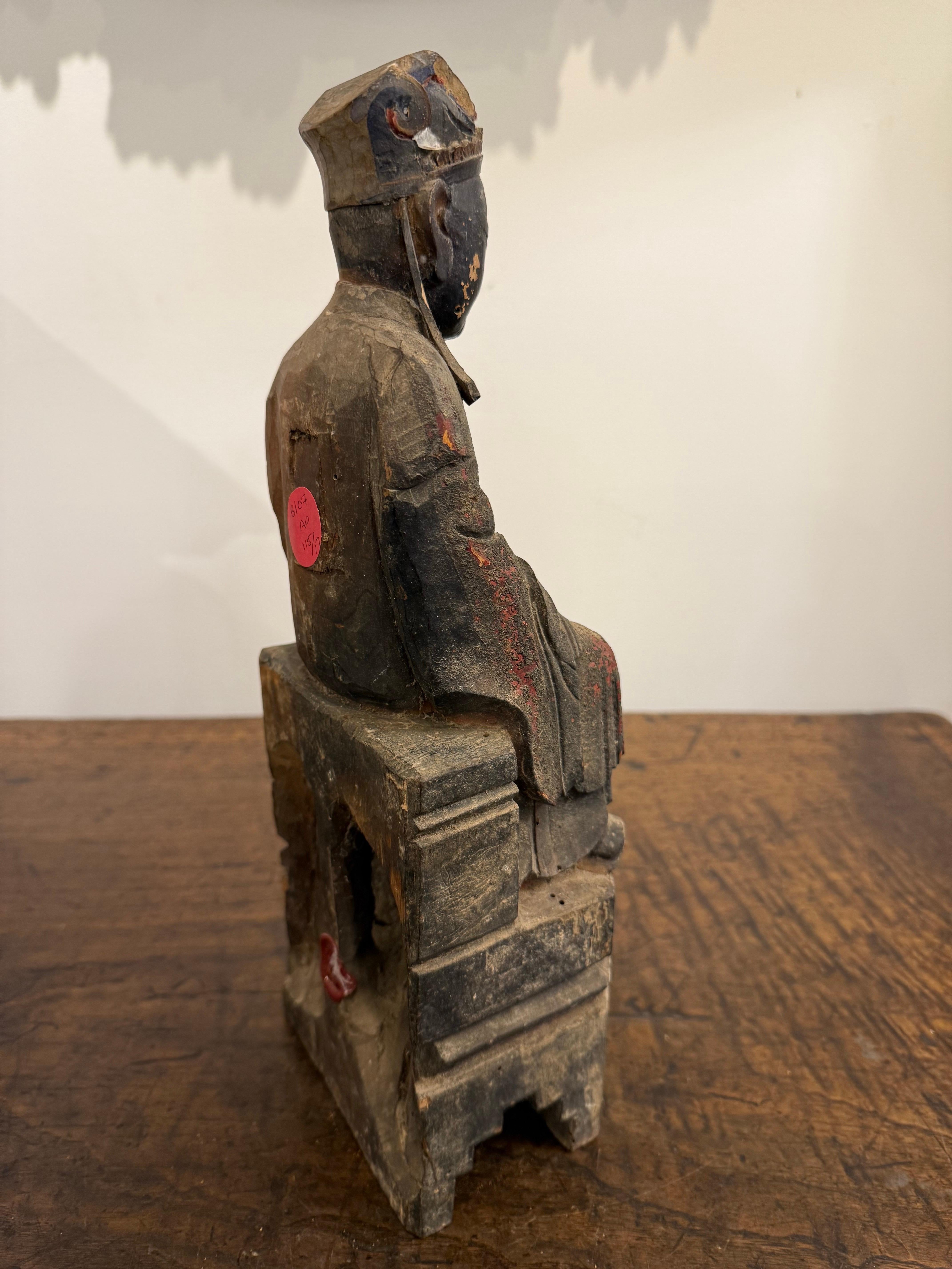 XVIIIe siècle et antérieur Petite figurine chinoise en bois sculpté et polychrome, dynastie Ming en vente