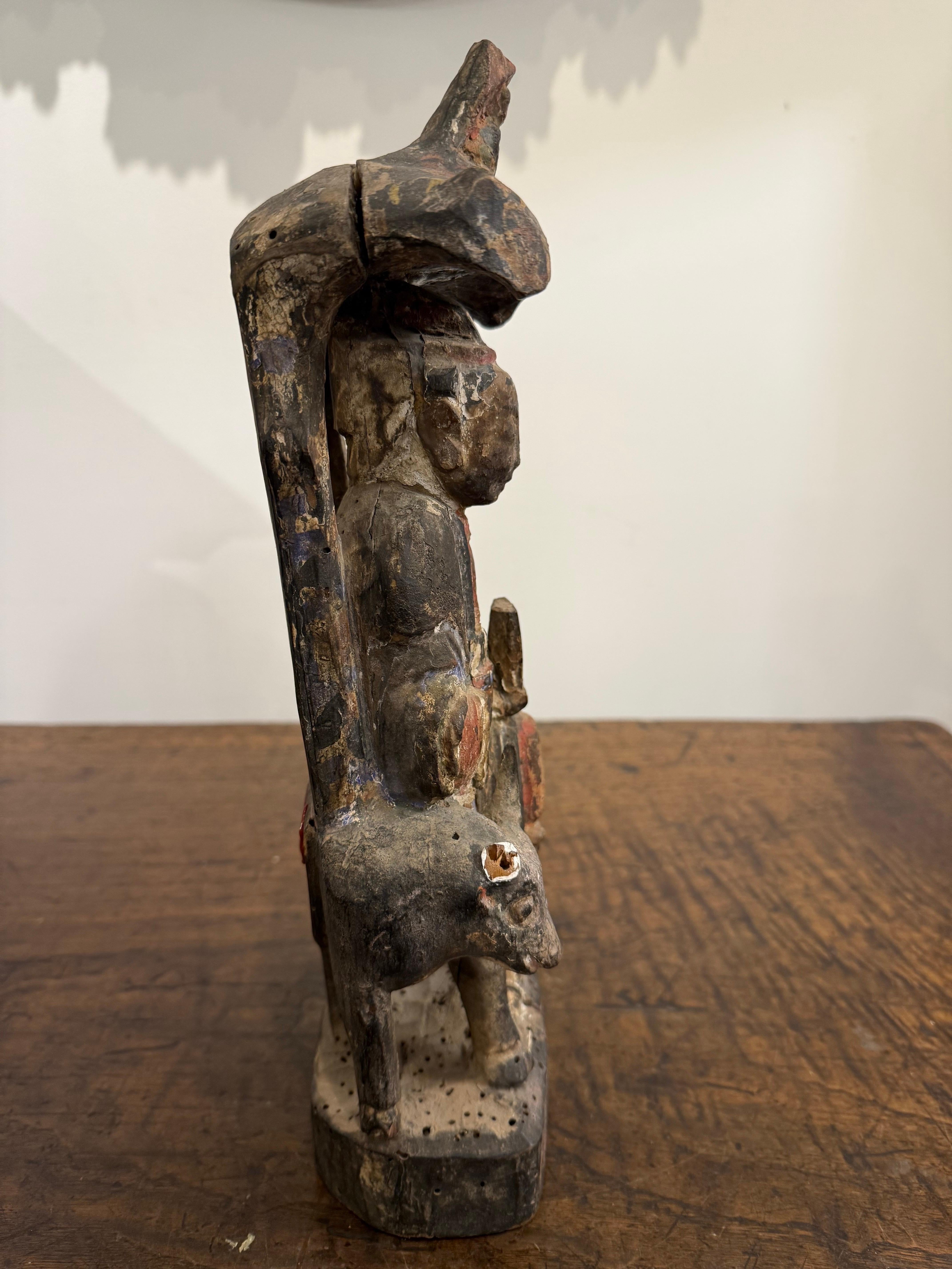 Bois Petite figurine chinoise en bois sculpté et polychrome, dynastie Ming en vente