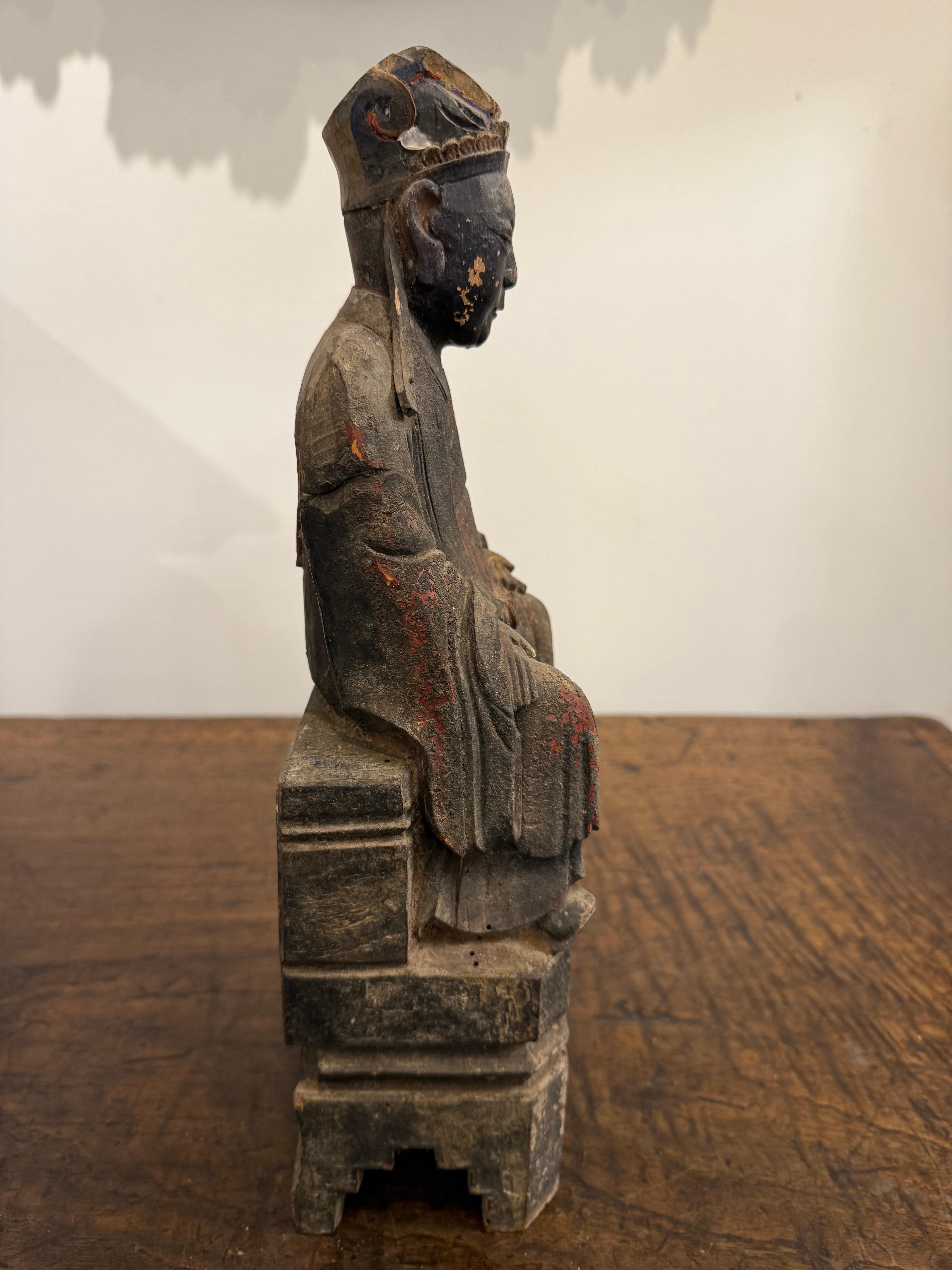 Bois Petite figurine chinoise en bois sculpté et polychrome, dynastie Ming en vente