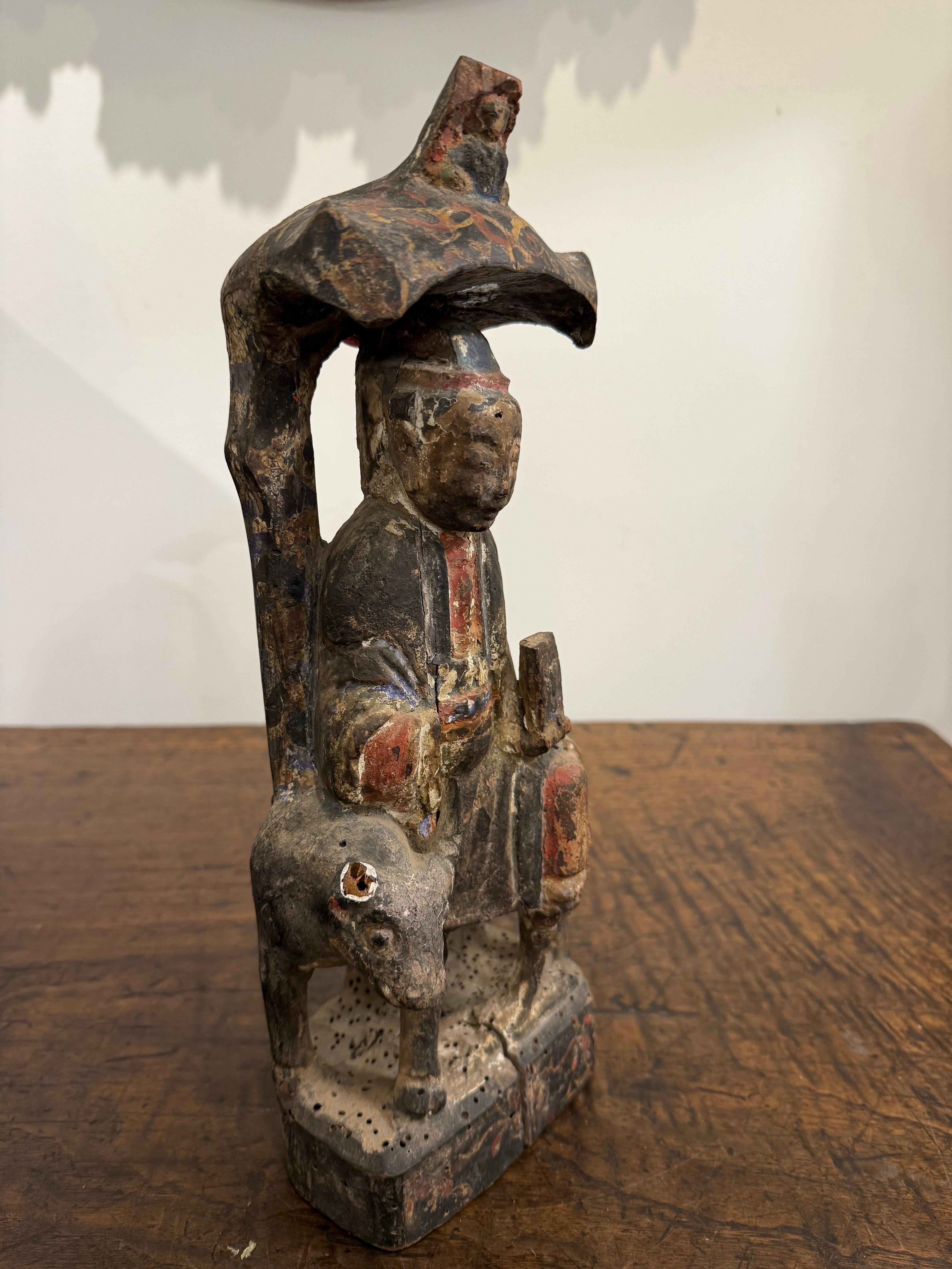 Petite figurine chinoise en bois sculpté et polychrome, dynastie Ming en vente 1