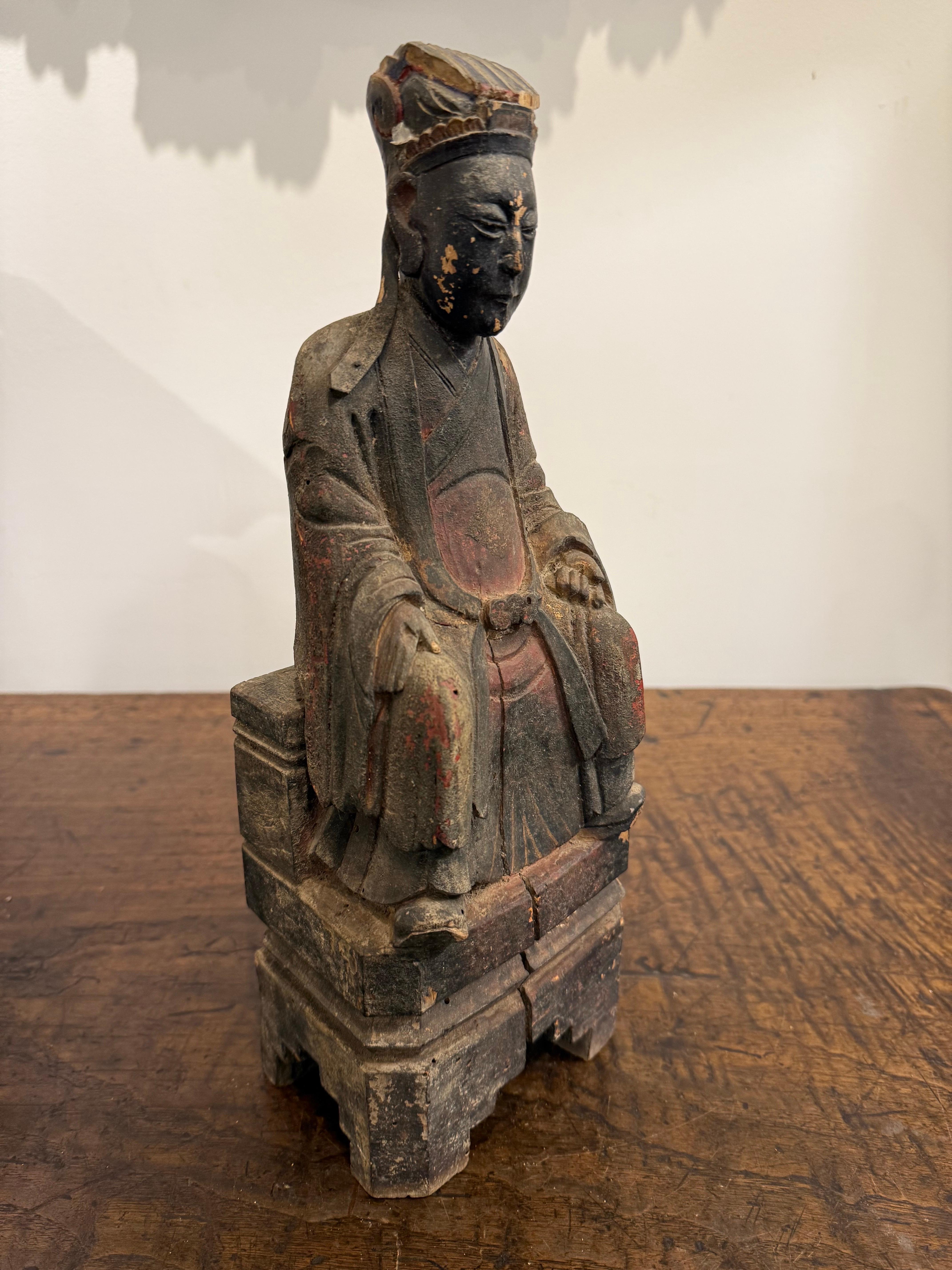 Petite figurine chinoise en bois sculpté et polychrome, dynastie Ming en vente 1