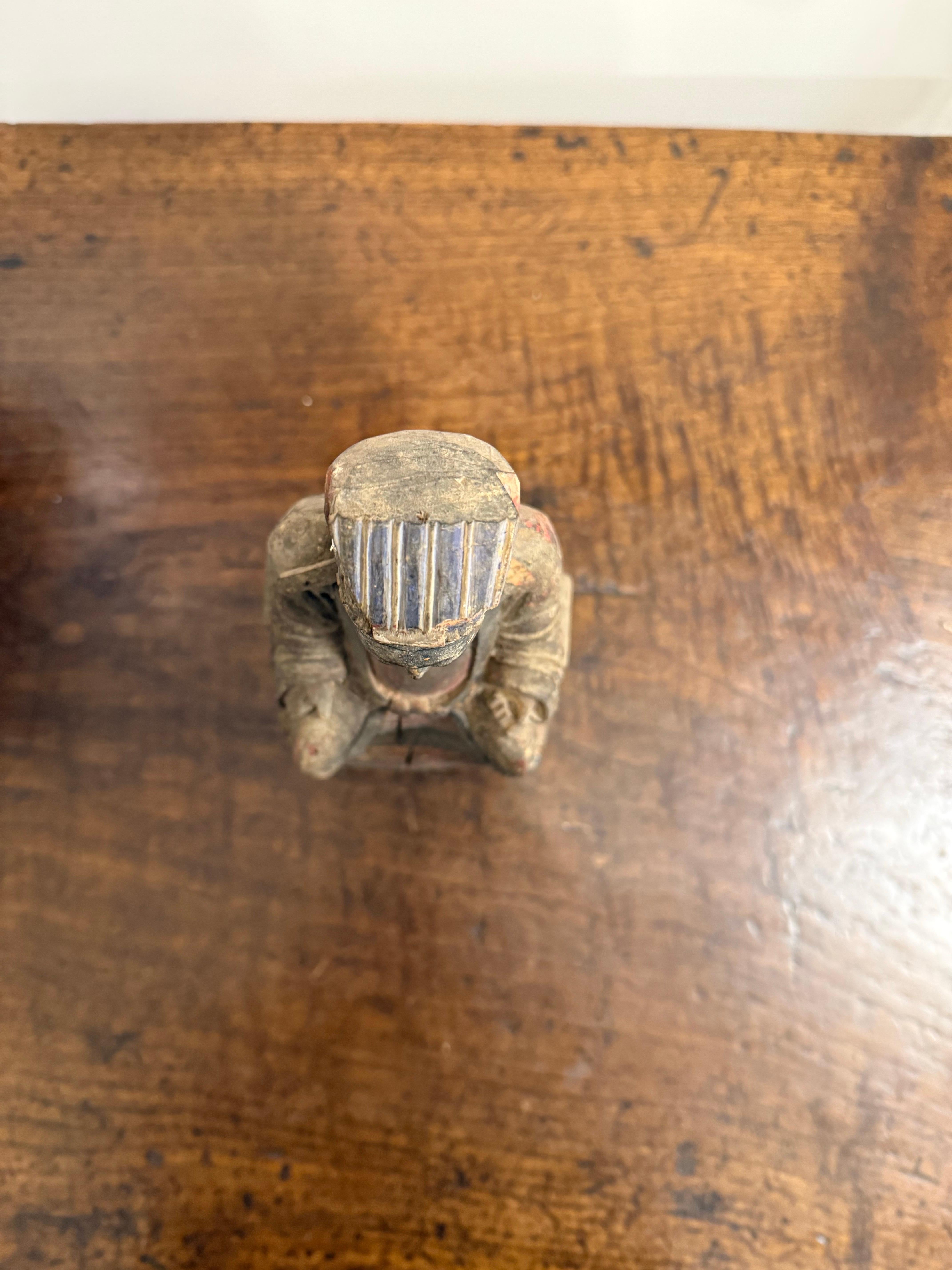 Petite figurine chinoise en bois sculpté et polychrome, dynastie Ming en vente 2