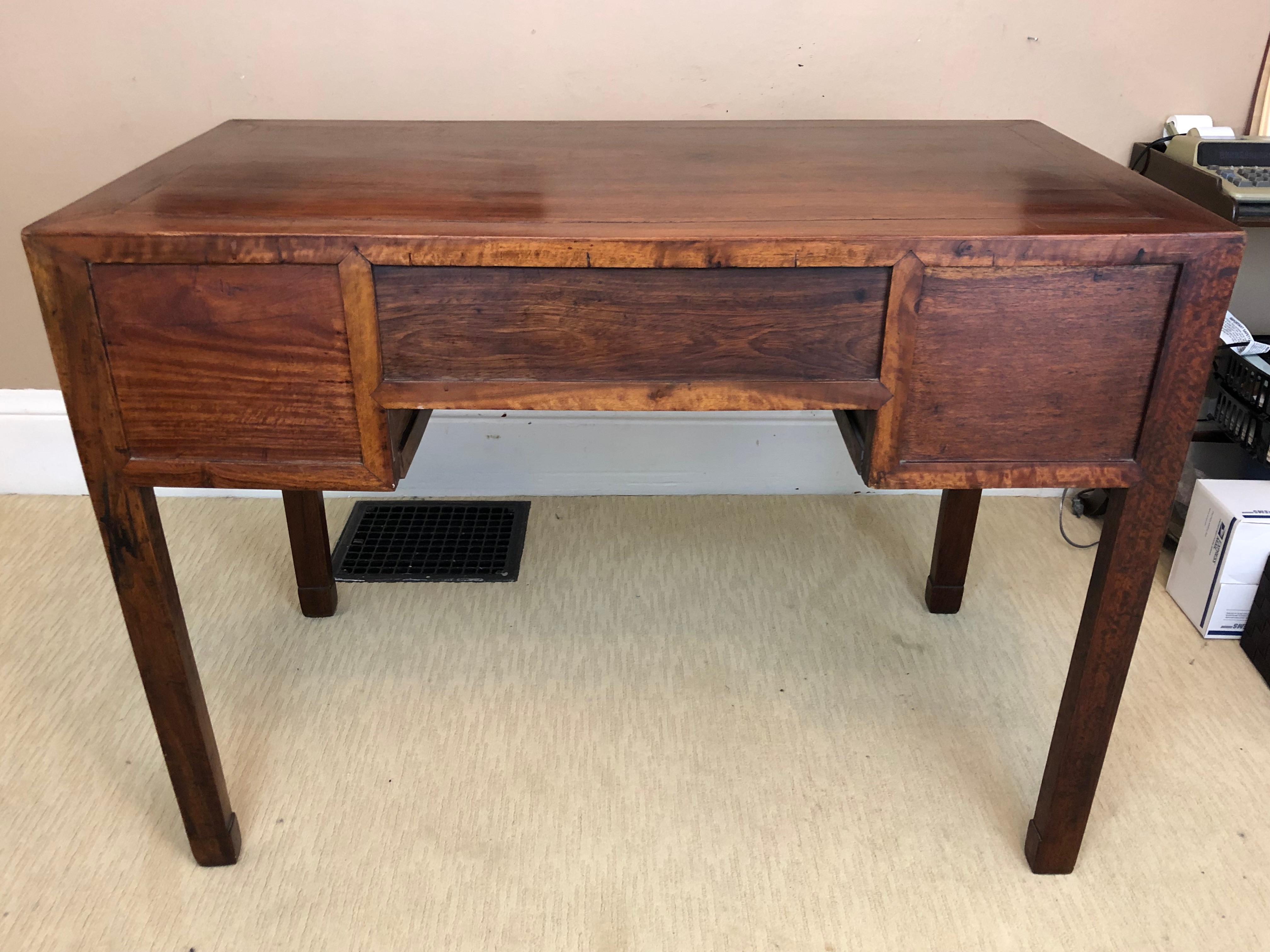 Small Chinese Rosewood Desk, Late Qing Dynasty For Sale 1