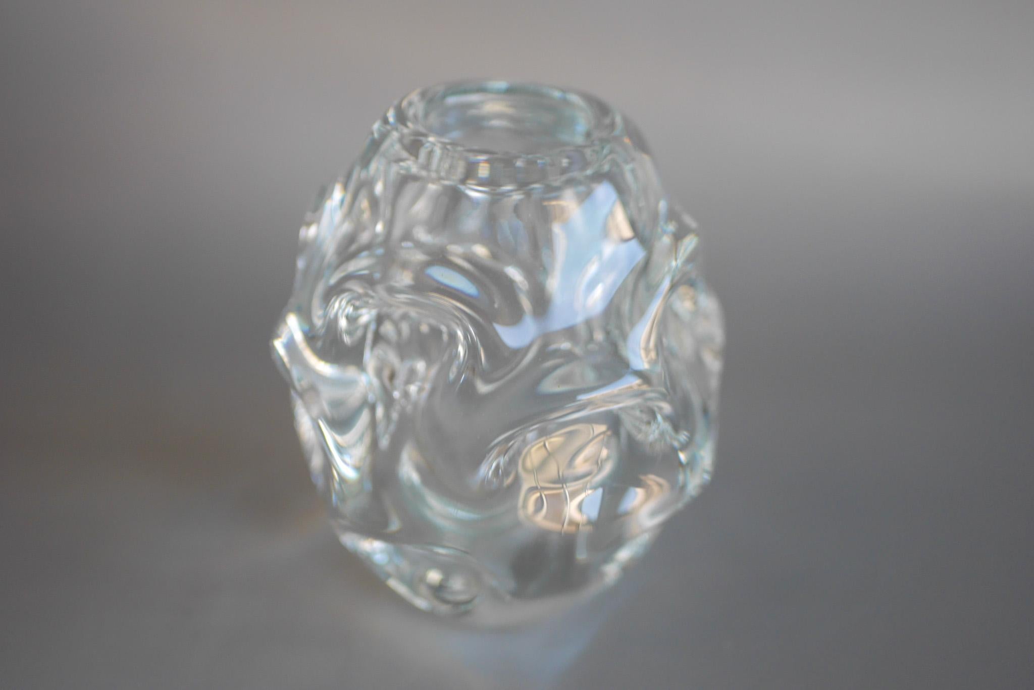 Svedese Un piccolo vaso di cristallo trasparente di Börne Augustsson per Åseda, Svezia in vendita