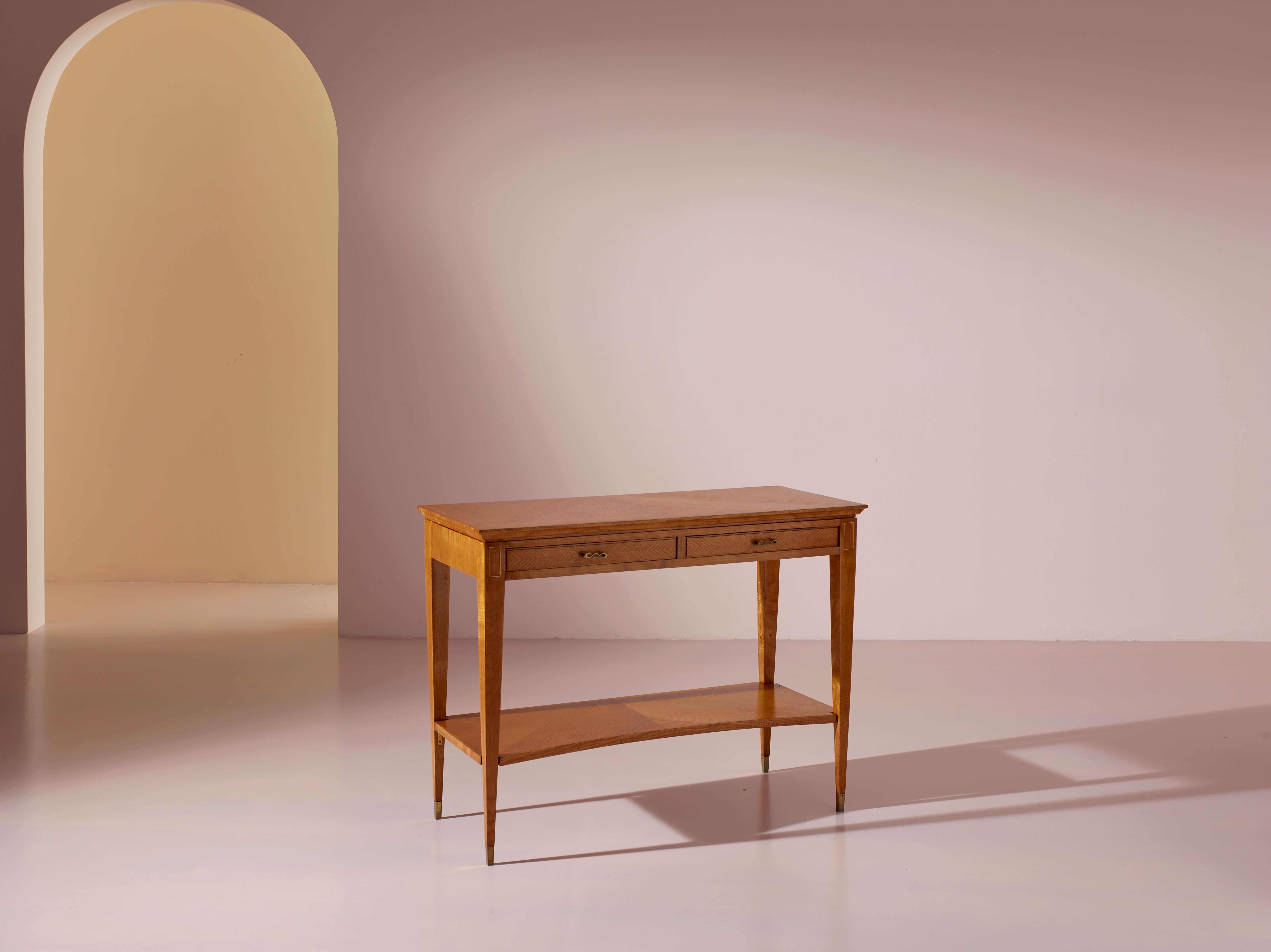 Kleiner Konsolentisch mit Schubladen aus Eschenholz, italienische Herstellung, 1950er Jahre

Dieser exquisite Konsolentisch aus Eschenholz ist ein schönes Beispiel für italienische Manufakturarbeit aus den 1950er Jahren. Seine geringen Abmessungen