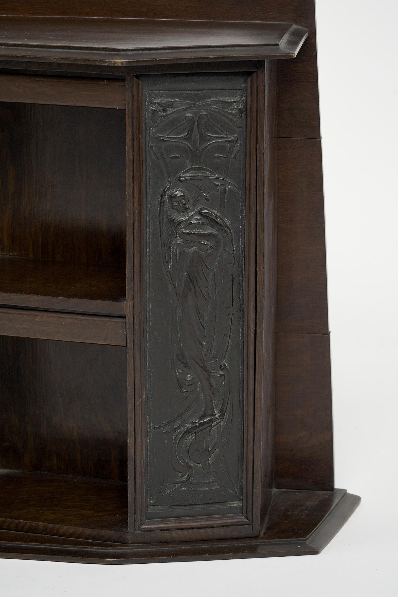 Bibliothèque de bureau en chêne Arts and Crafts avec 3 plaques en bronze d'époque Art Nouveau. en vente 9