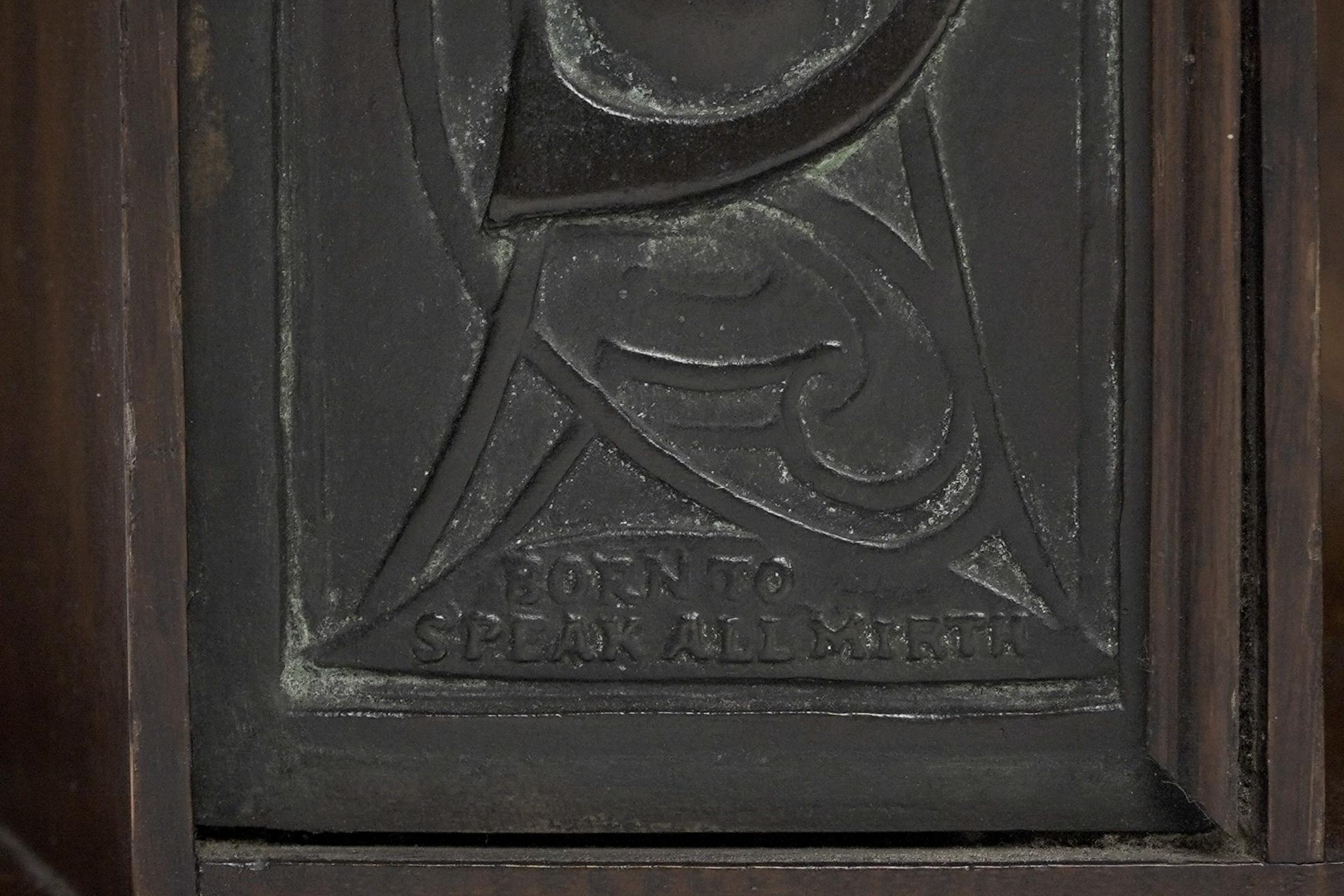 Bibliothèque de bureau en chêne Arts and Crafts avec 3 plaques en bronze d'époque Art Nouveau. en vente 5