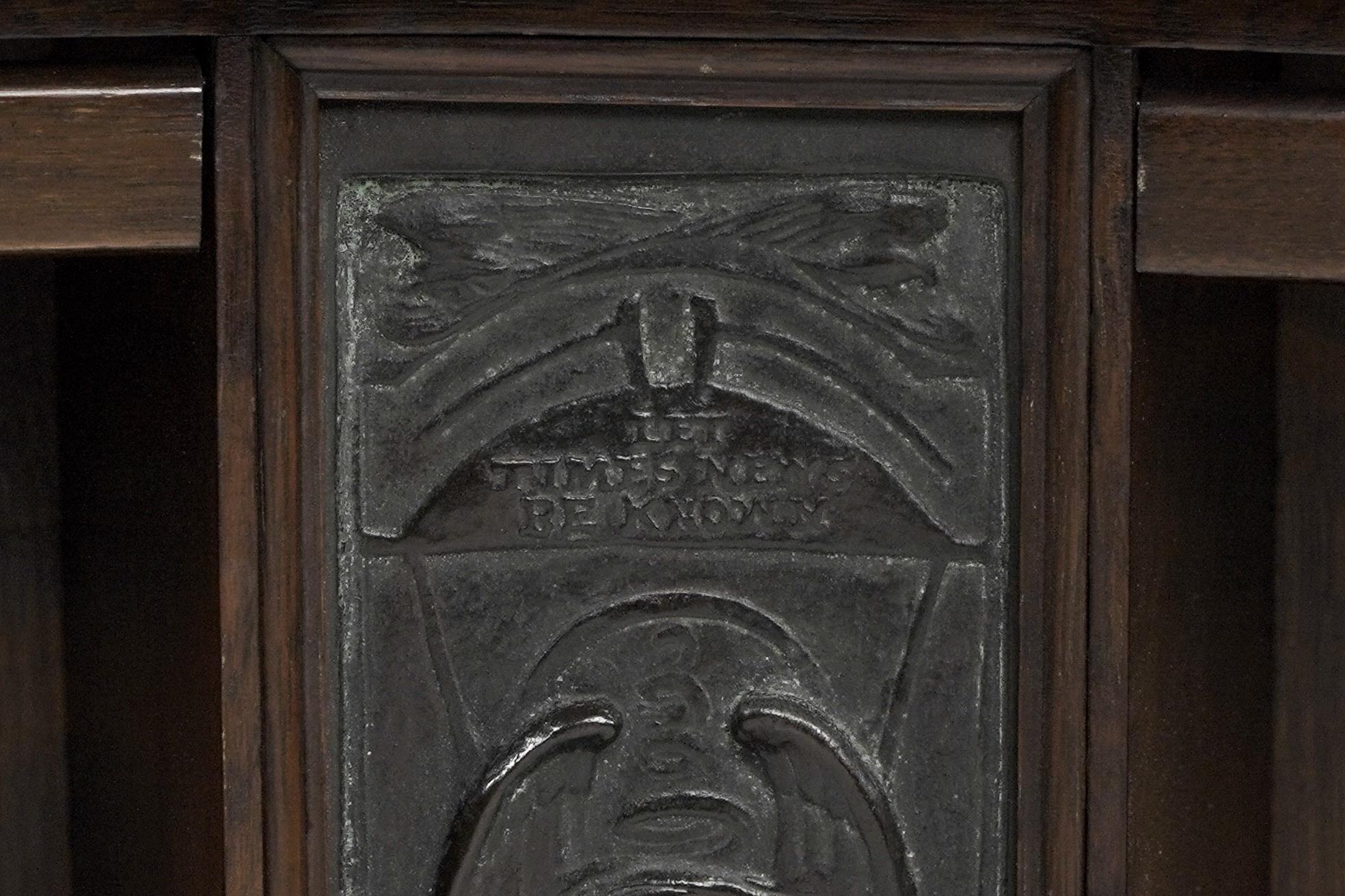 Bibliothèque de bureau en chêne Arts and Crafts avec 3 plaques en bronze d'époque Art Nouveau. en vente 8