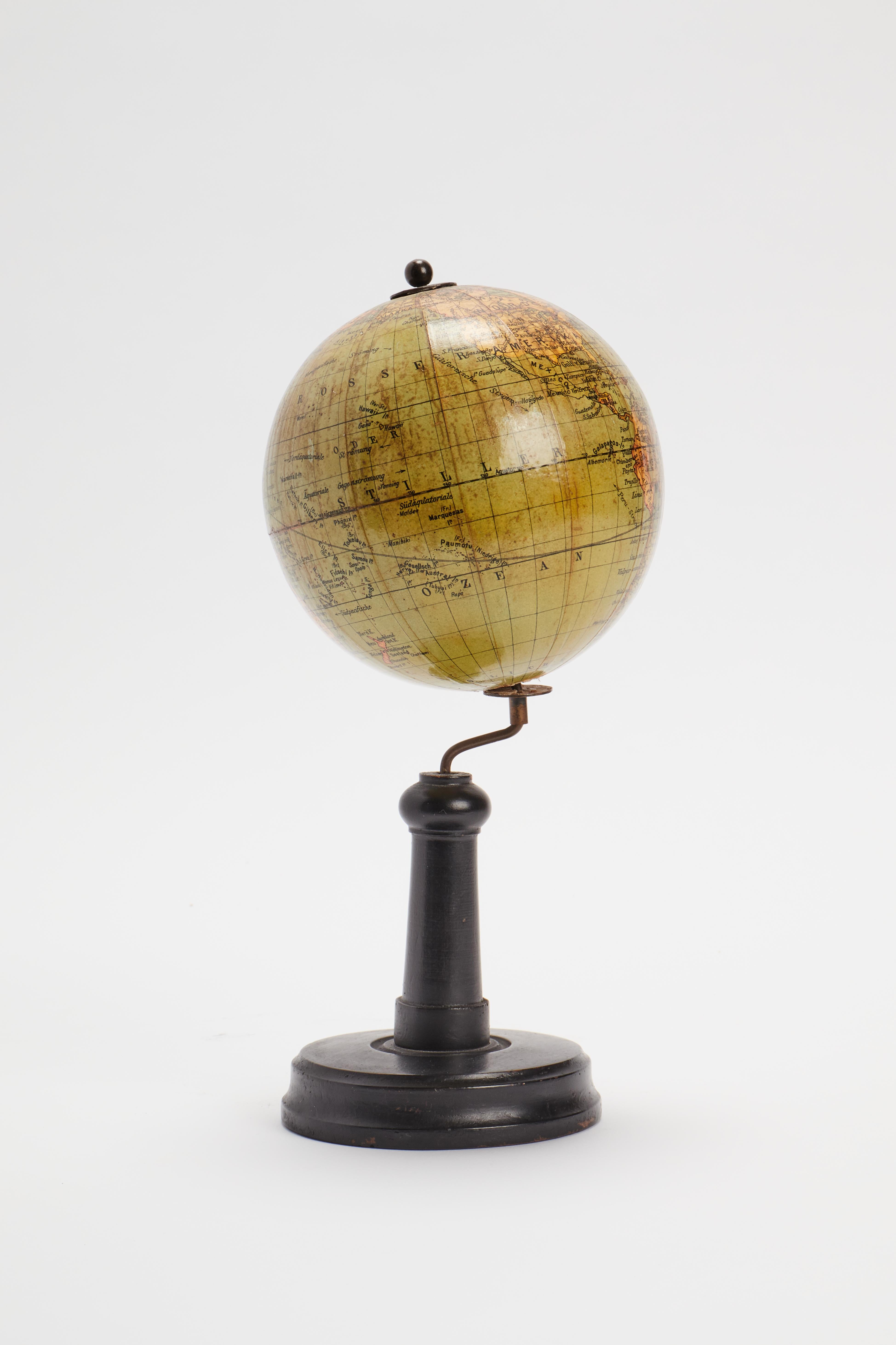 A small didactic terrestrial globe by Columbus, Germany 1920.  In Good Condition For Sale In Milan, IT