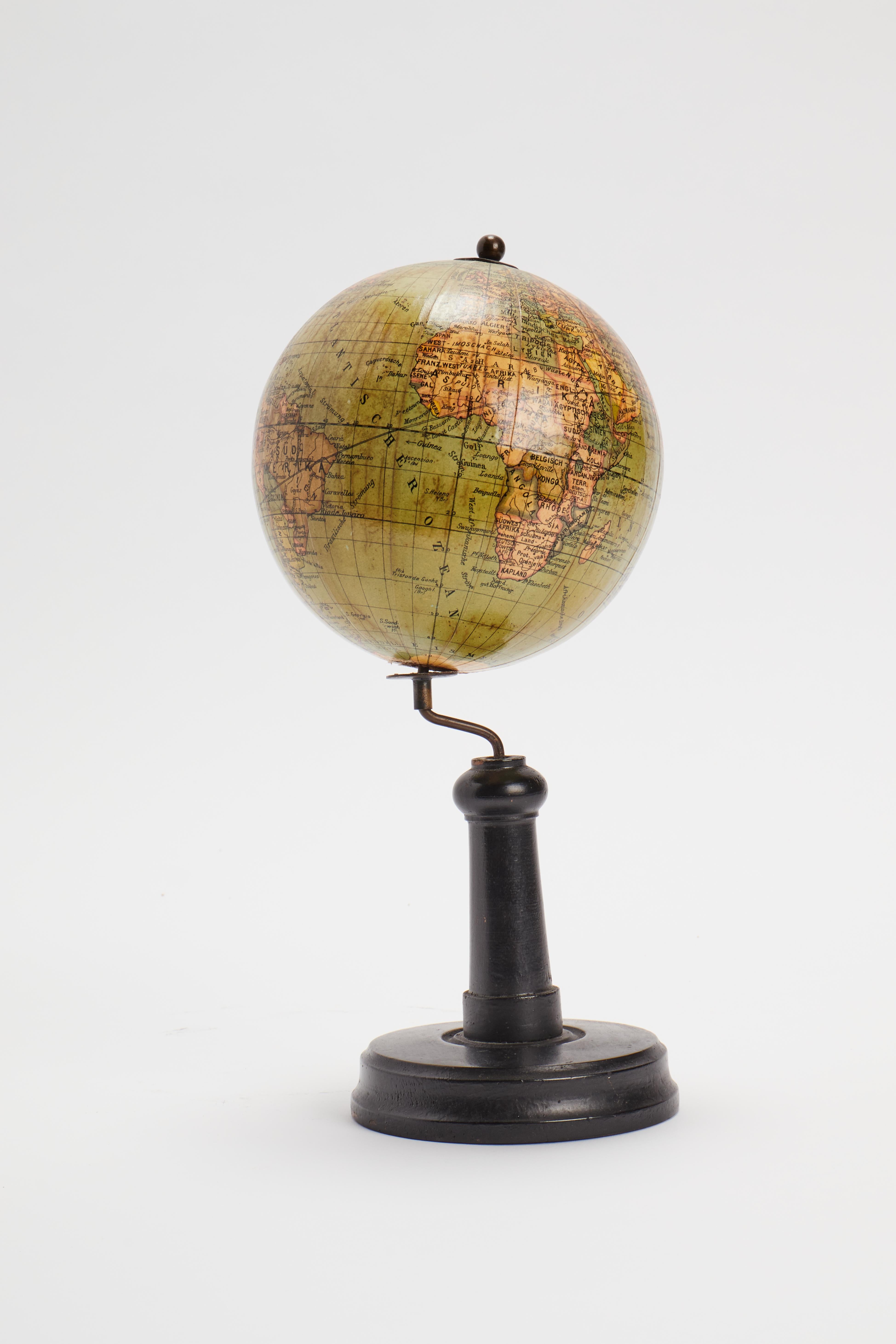 Un petit globe terrestre didactique de Columbus, Allemagne, 1920.  Bon état - En vente à Milan, IT
