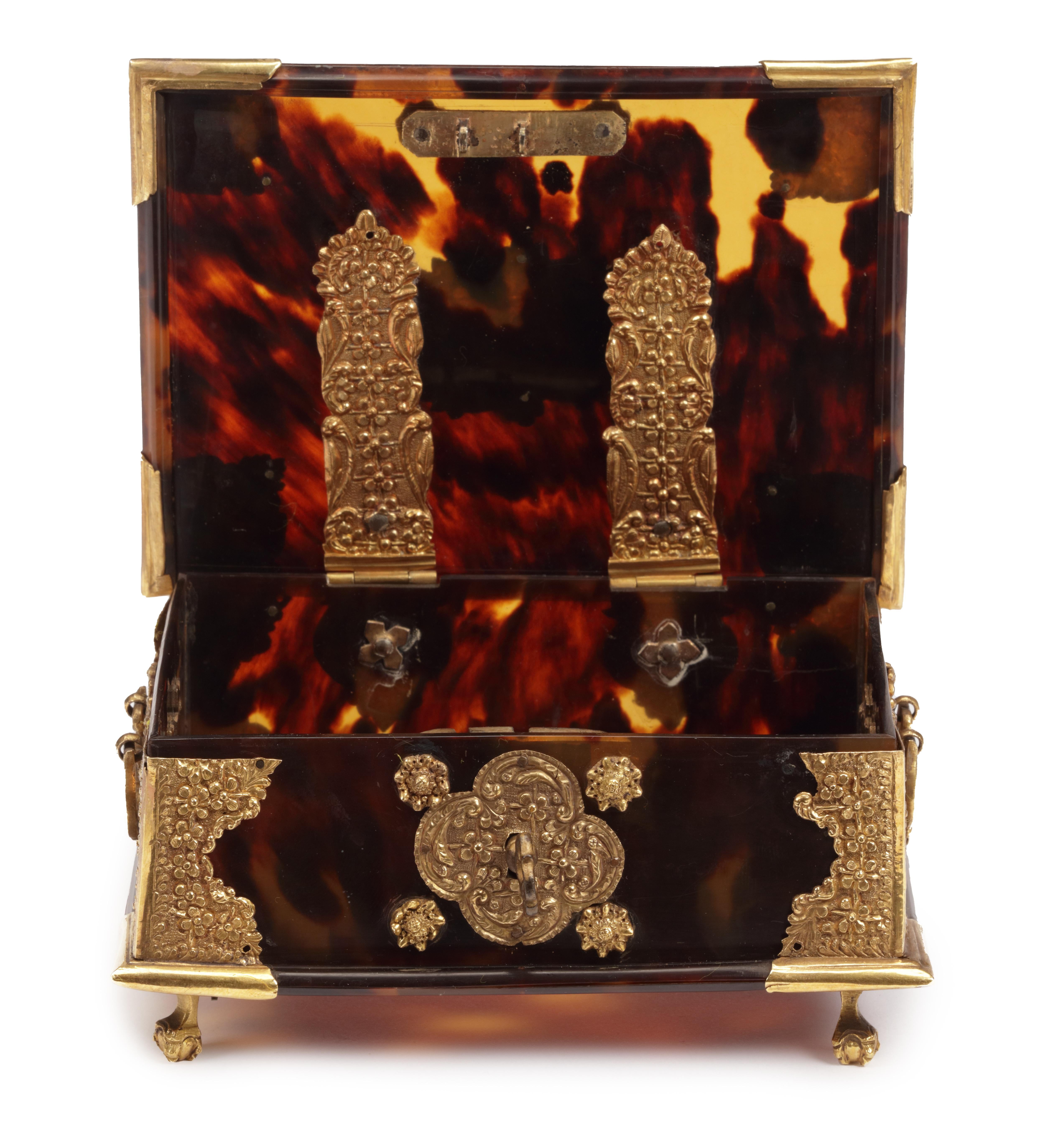 Jakarta (Batavia), 18. Jahrhundert, anscheinend nicht gekennzeichnet

L. 14 x B. 9,5 x H. 4,7 cm

Bevor man sich in den ehemaligen Niederländisch-Ostindien niederließ, musste Sirih in den erlesensten Kisten aus Gold, Silber, mit Edelsteinen,