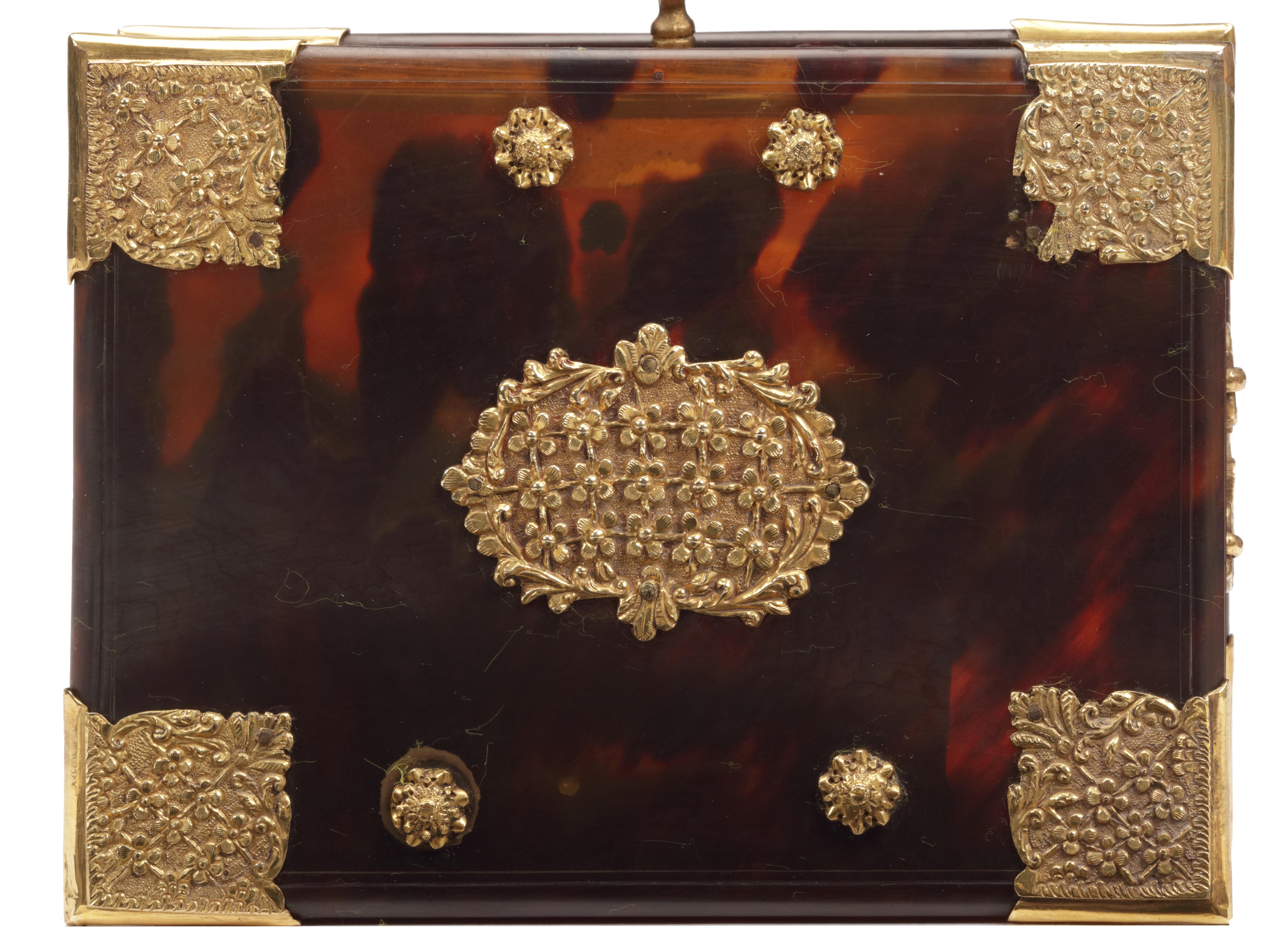 Kleine indonesische Schildpatt-Schachtel aus der niederländischen Kolonialzeit mit Goldbeschlägen (Niederländisch Kolonial) im Angebot