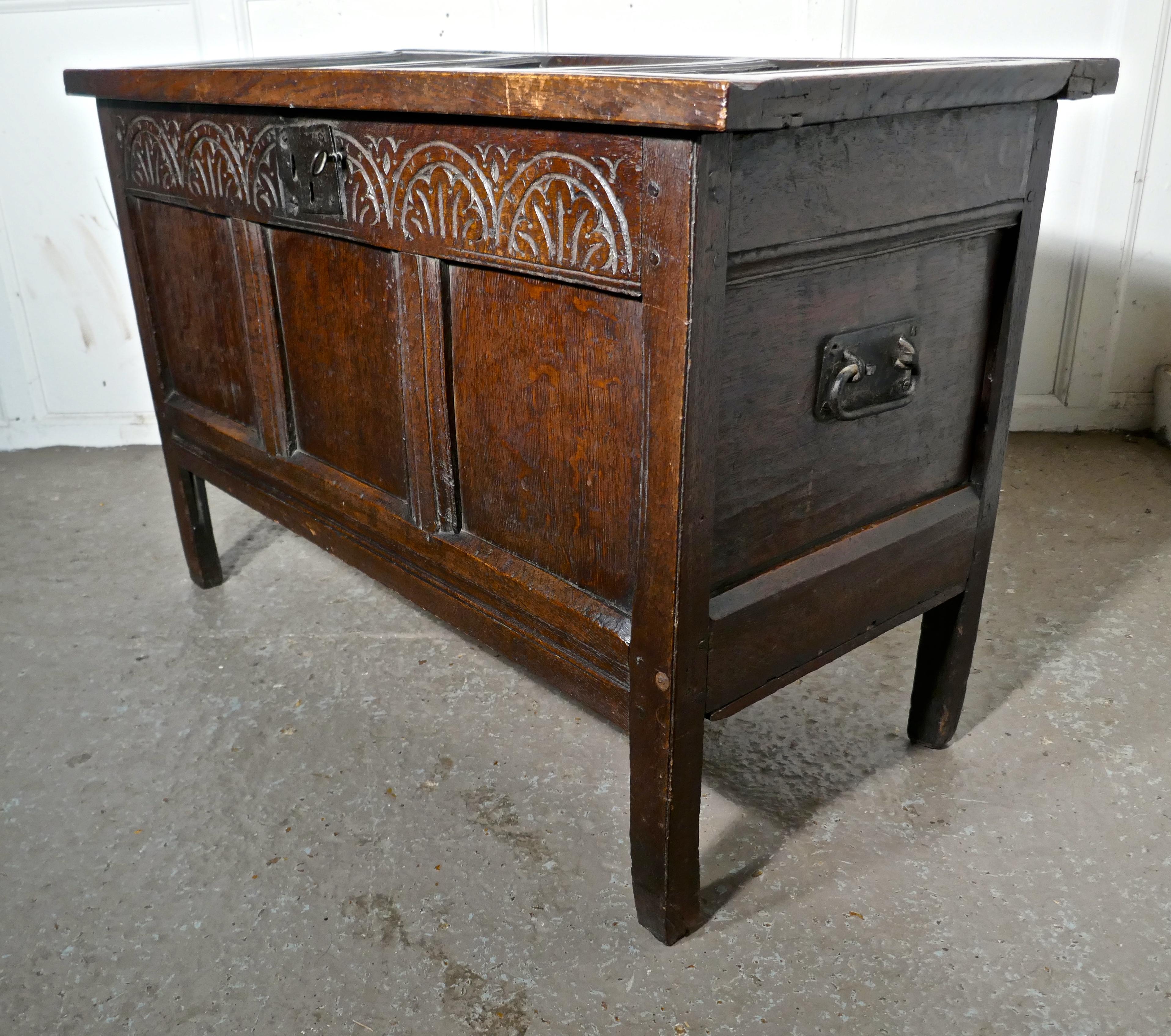 Small Early 17th Century Carved Oak Coffer, 1621 In Good Condition In Chillerton, Isle of Wight