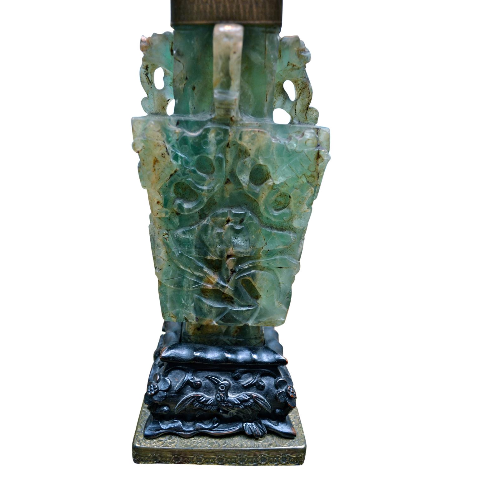 Exportation chinoise Petite lampe chinoise du début du 20e siècle en quartz vert avec un fleuron en jade en vente