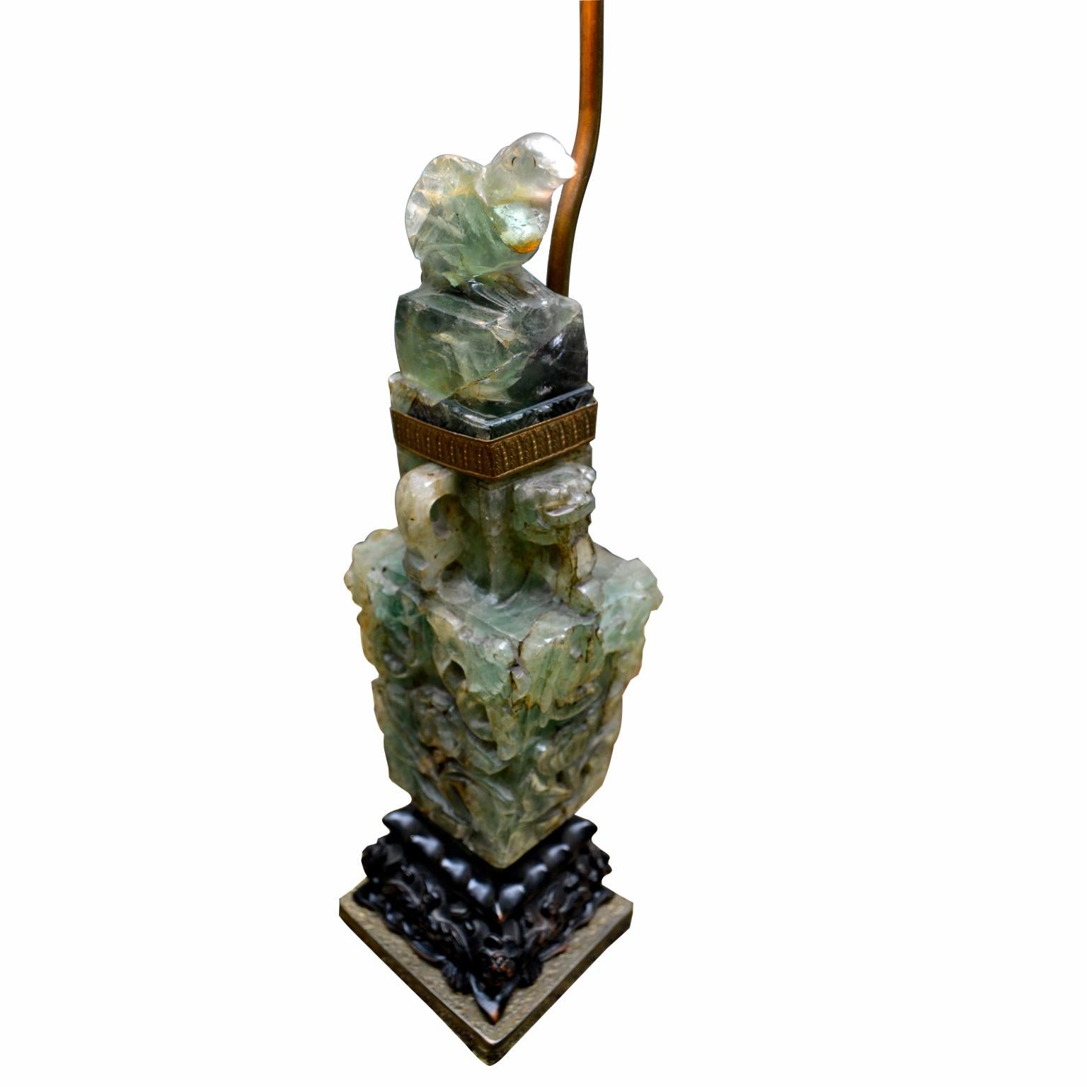 Chinois Petite lampe chinoise du début du 20e siècle en quartz vert avec un fleuron en jade en vente