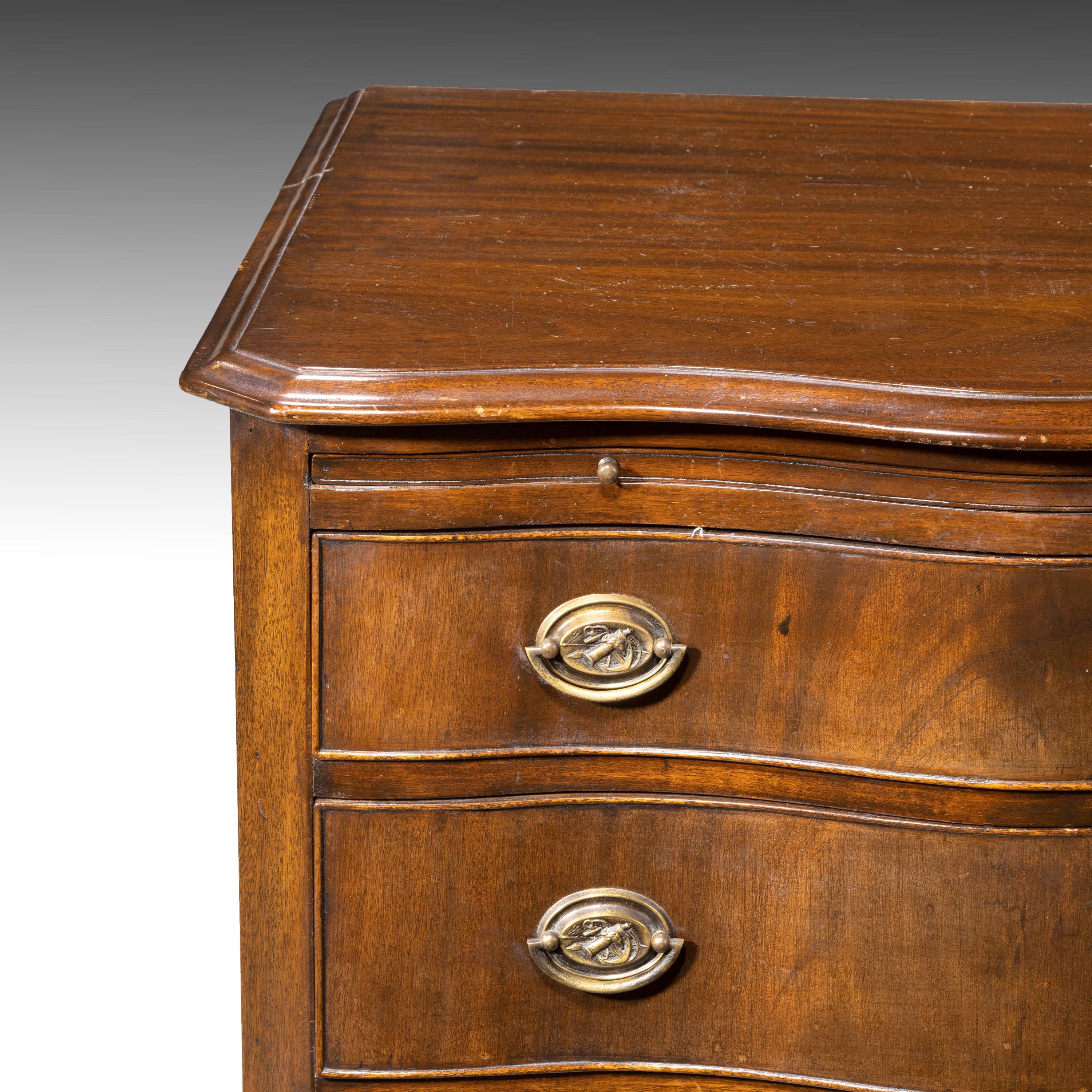 Small Early 20th Century Mahogany Serpentine Chest of Drawers In Good Condition In Peterborough, Northamptonshire