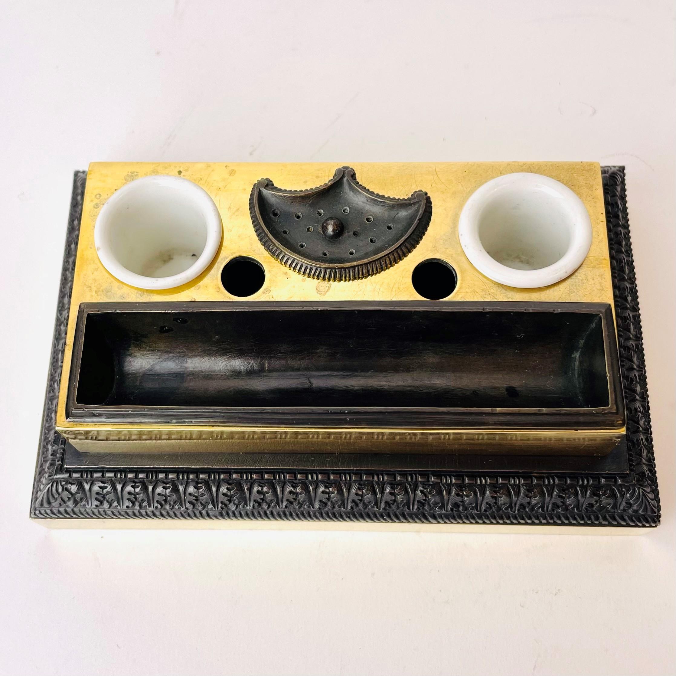 Small Empire Inkwell in Gilded and Dark Patinated Bronze from the 1820s In Good Condition For Sale In Knivsta, SE