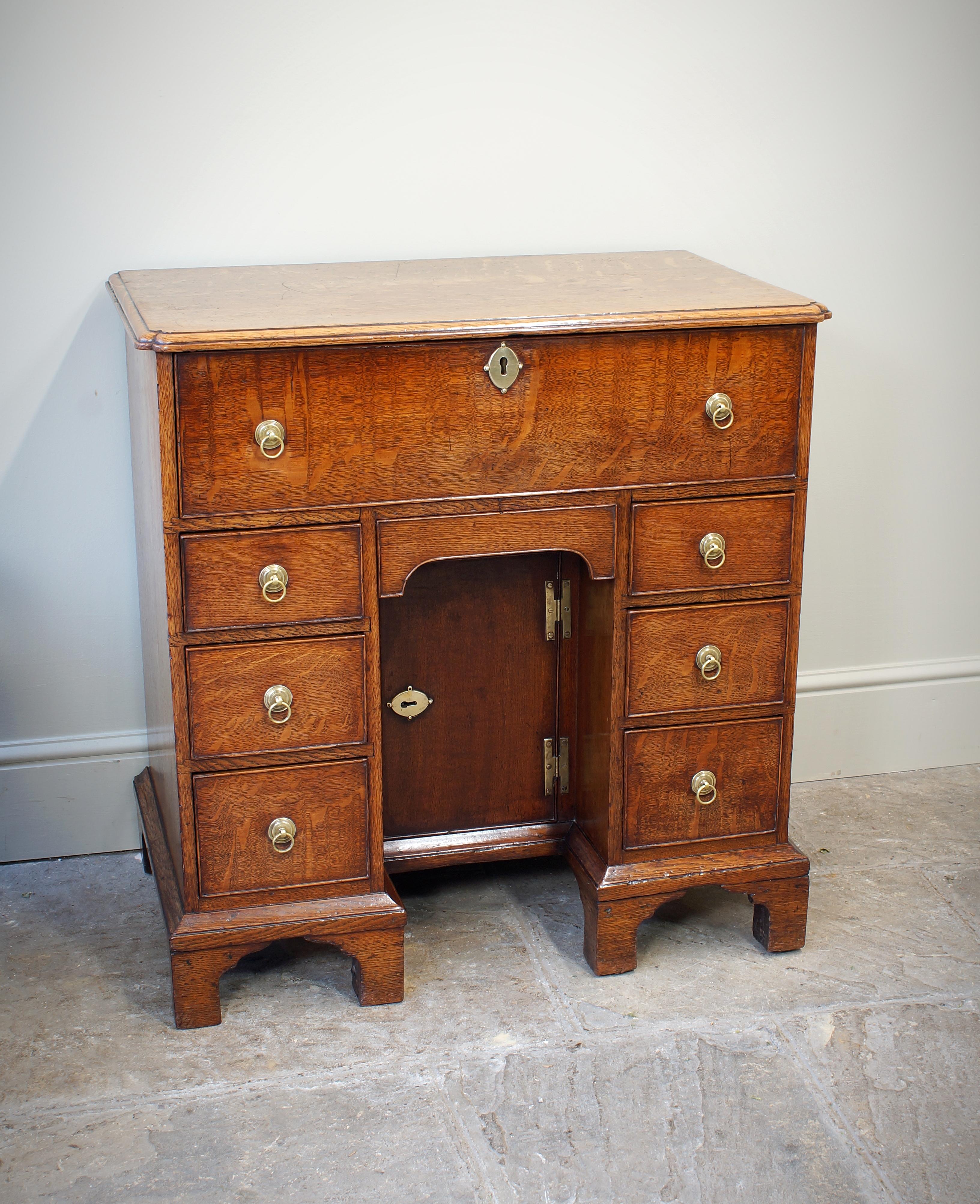  Kleiner englischer Sekretär-Knieloch-Schreibtisch aus Eiche aus dem 18. Jahrhundert im Angebot 4