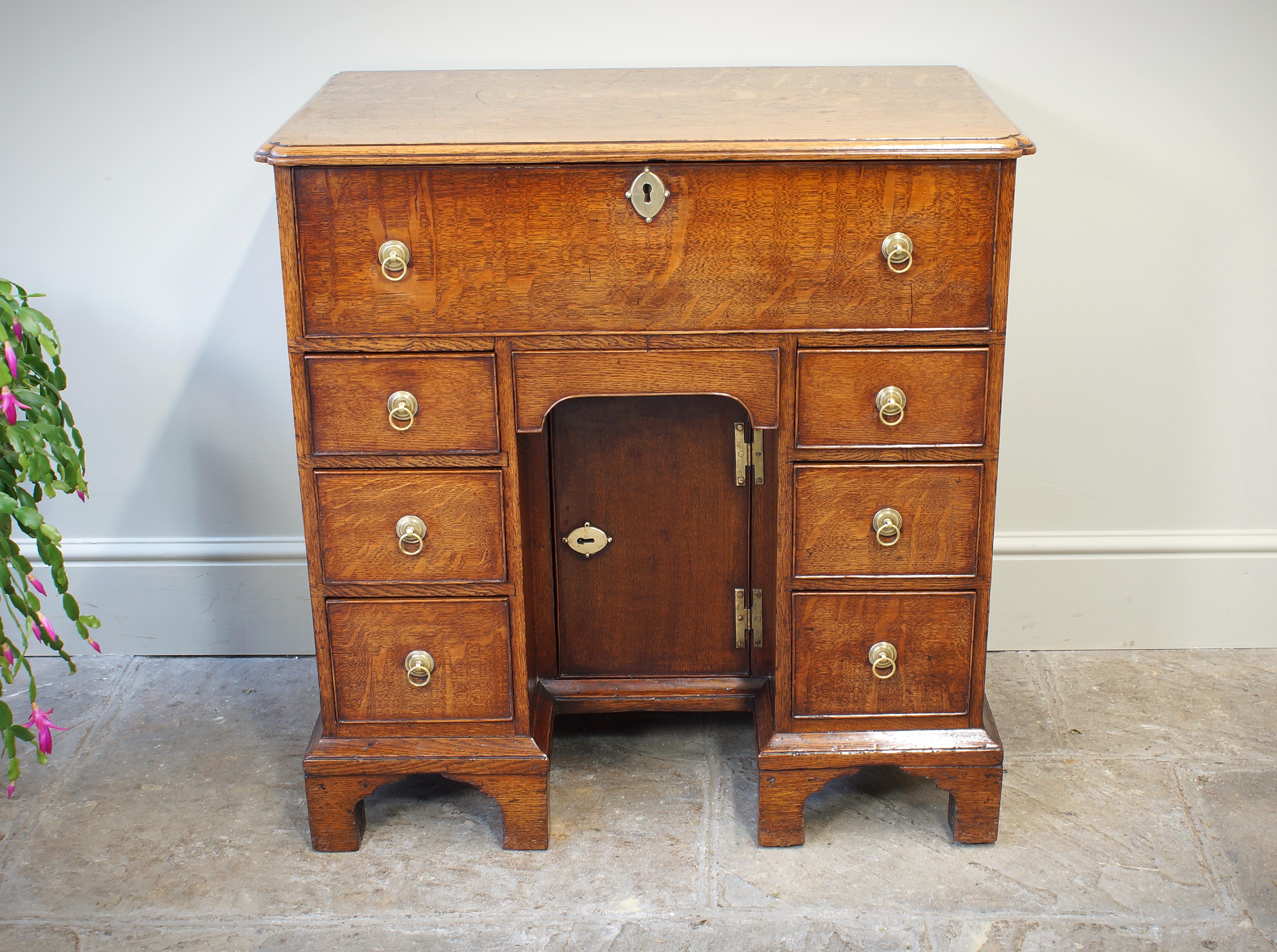  A Small English 18th Century Oak Secretaire Kneehole Desk For Sale 6