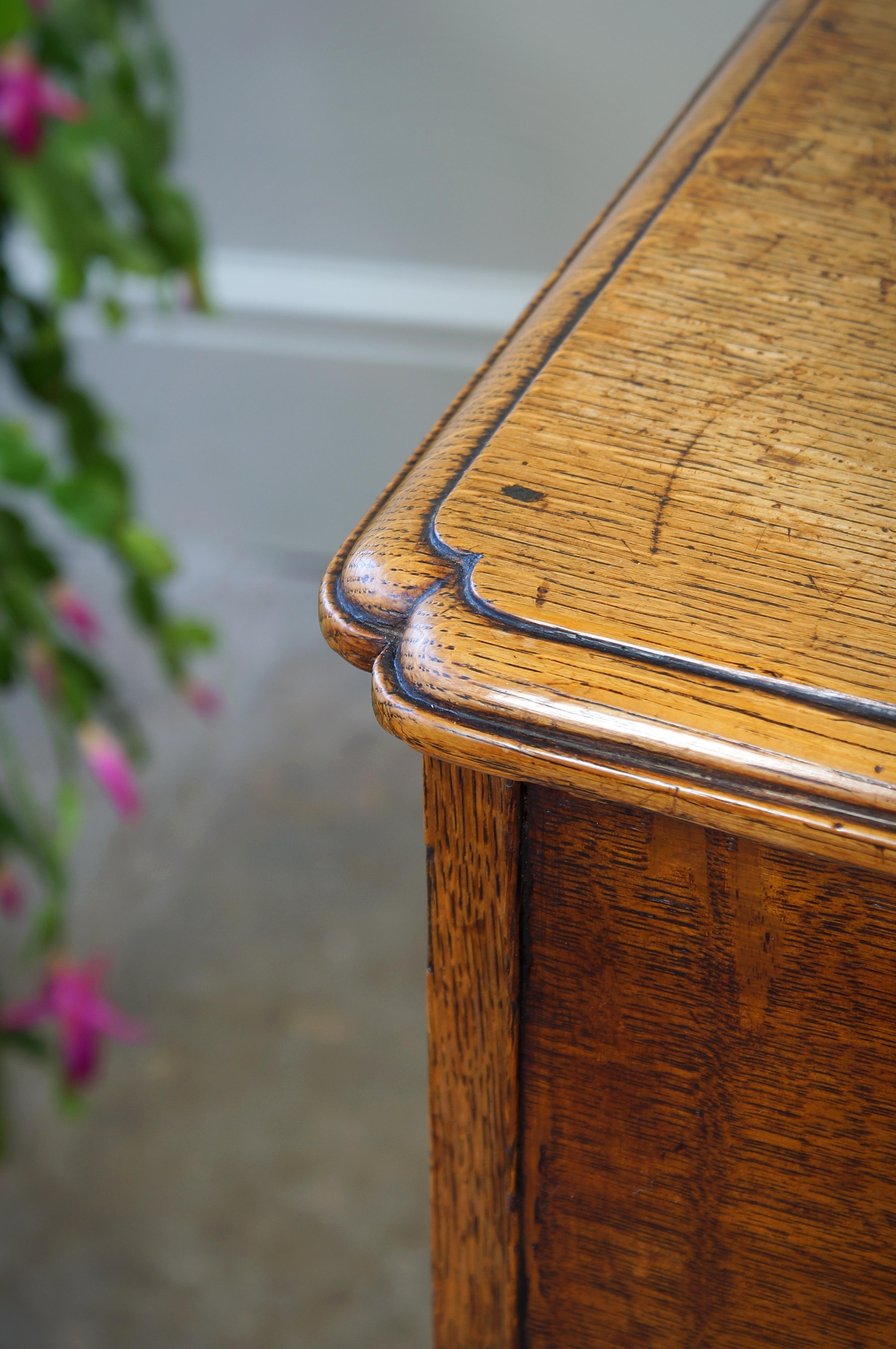  A Small English 18th Century Oak Secretaire Kneehole Desk For Sale 8