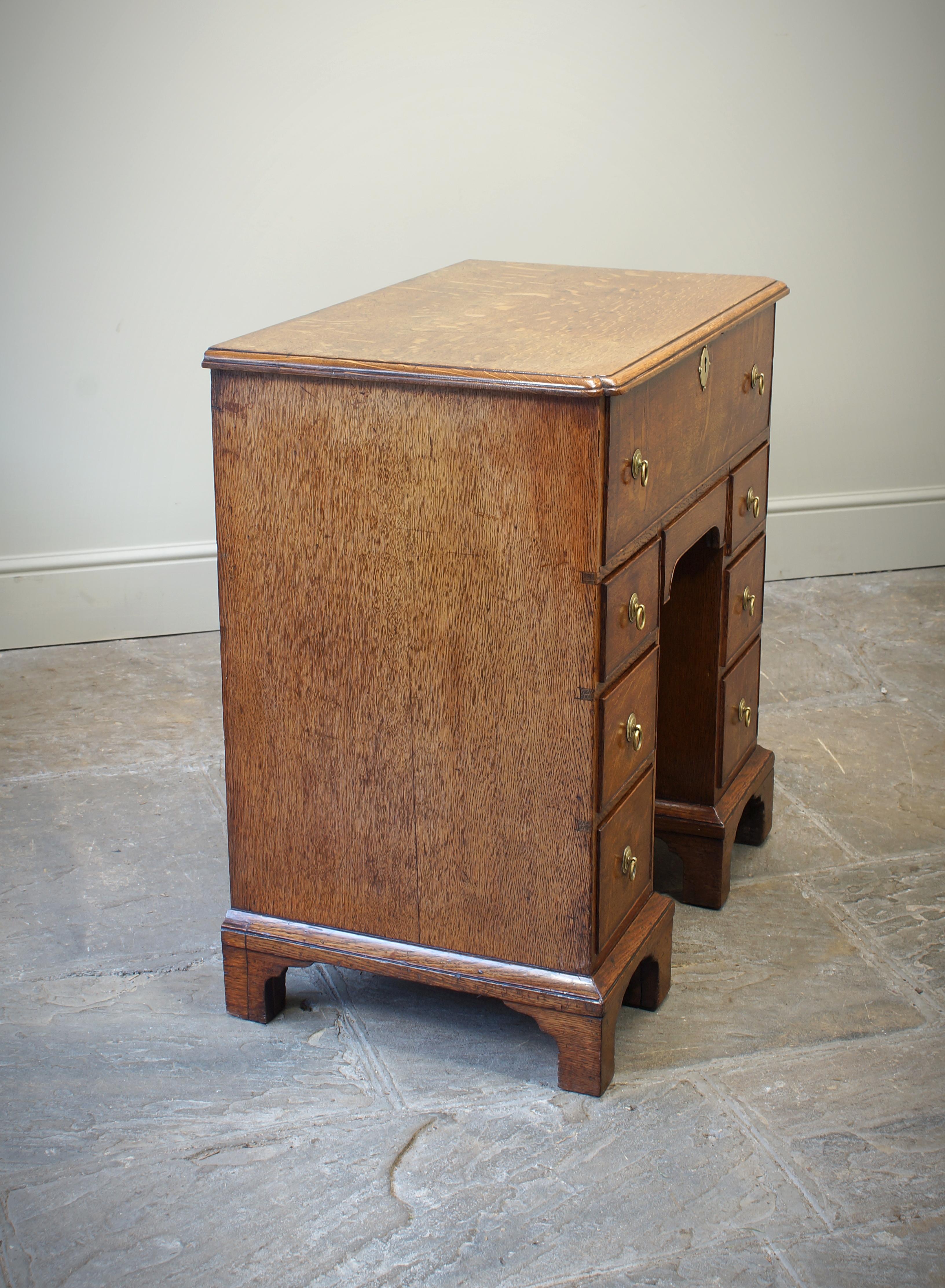  Kleiner englischer Sekretär-Knieloch-Schreibtisch aus Eiche aus dem 18. Jahrhundert im Angebot 8