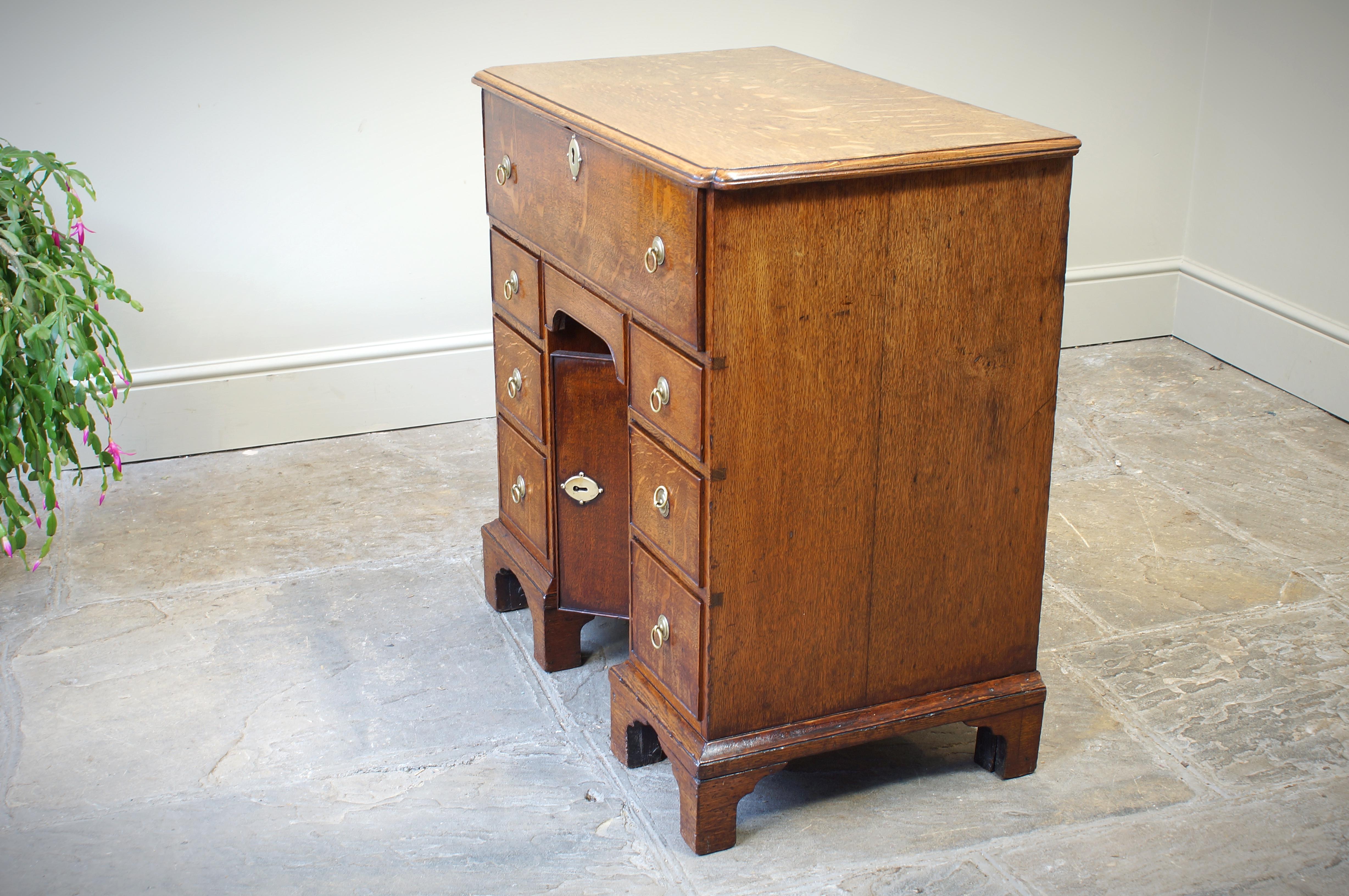  Kleiner englischer Sekretär-Knieloch-Schreibtisch aus Eiche aus dem 18. Jahrhundert im Angebot 11