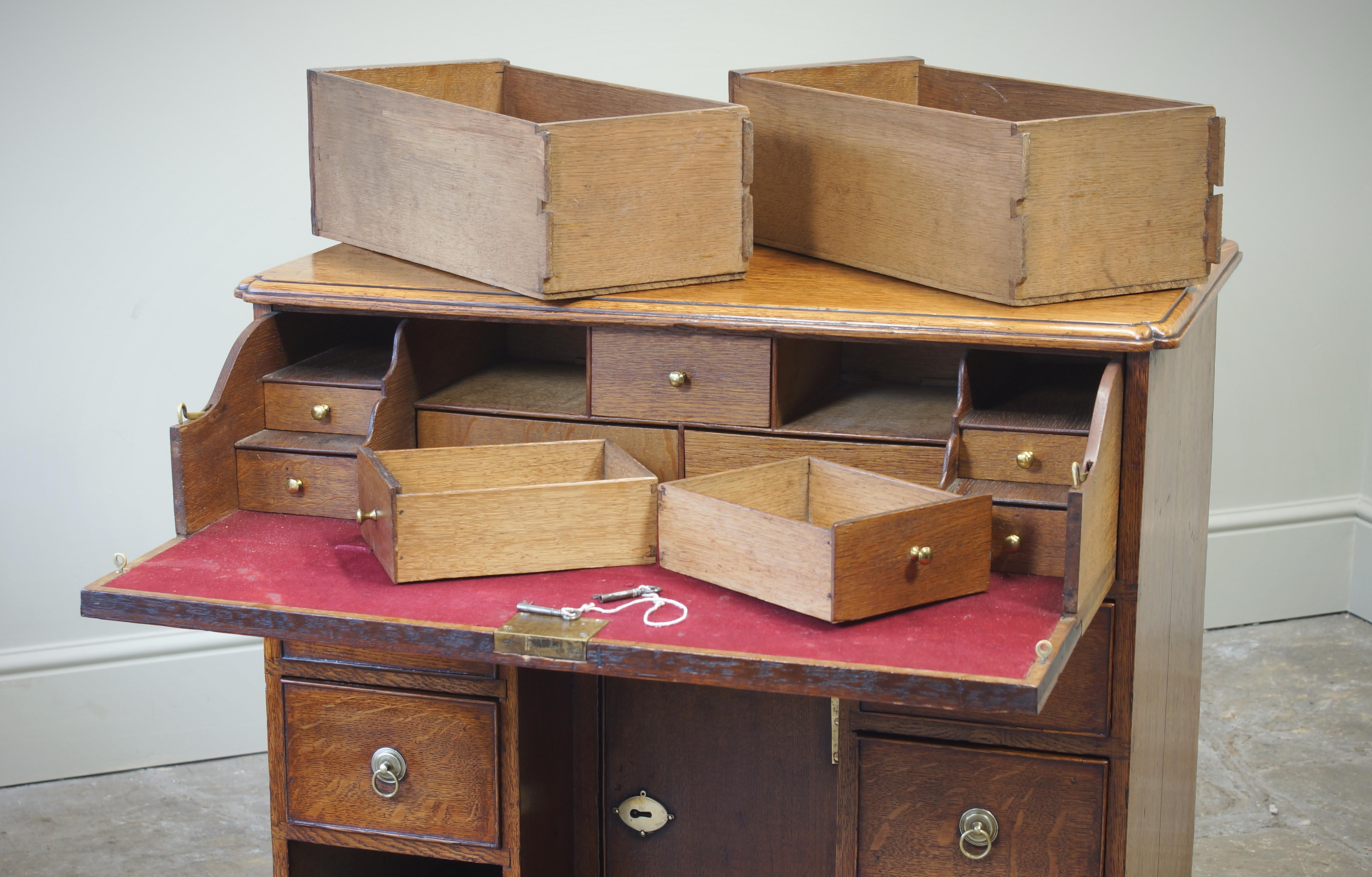  Kleiner englischer Sekretär-Knieloch-Schreibtisch aus Eiche aus dem 18. Jahrhundert (Georgian) im Angebot