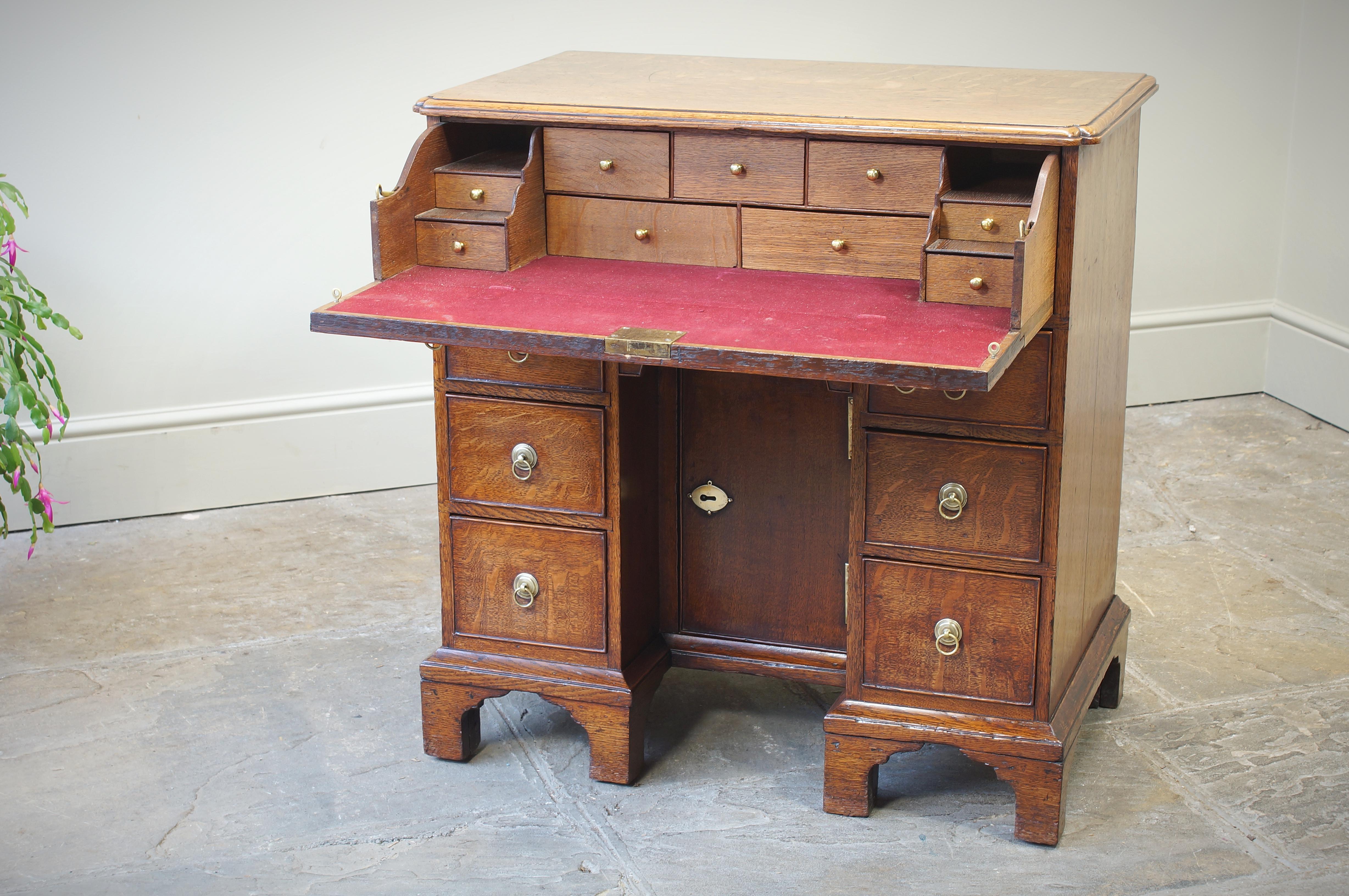  Kleiner englischer Sekretär-Knieloch-Schreibtisch aus Eiche aus dem 18. Jahrhundert (Messing) im Angebot
