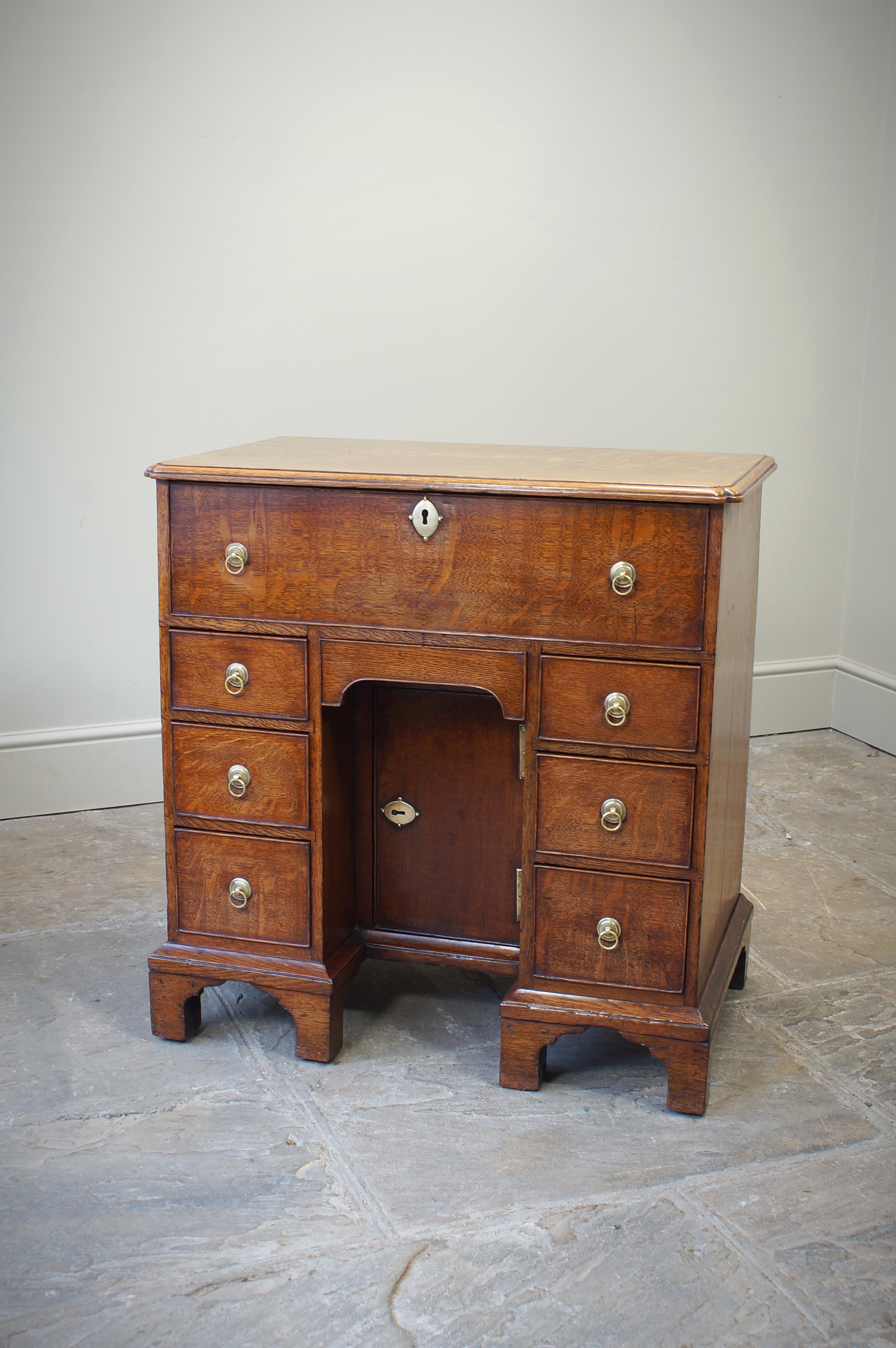  Kleiner englischer Sekretär-Knieloch-Schreibtisch aus Eiche aus dem 18. Jahrhundert im Angebot 1
