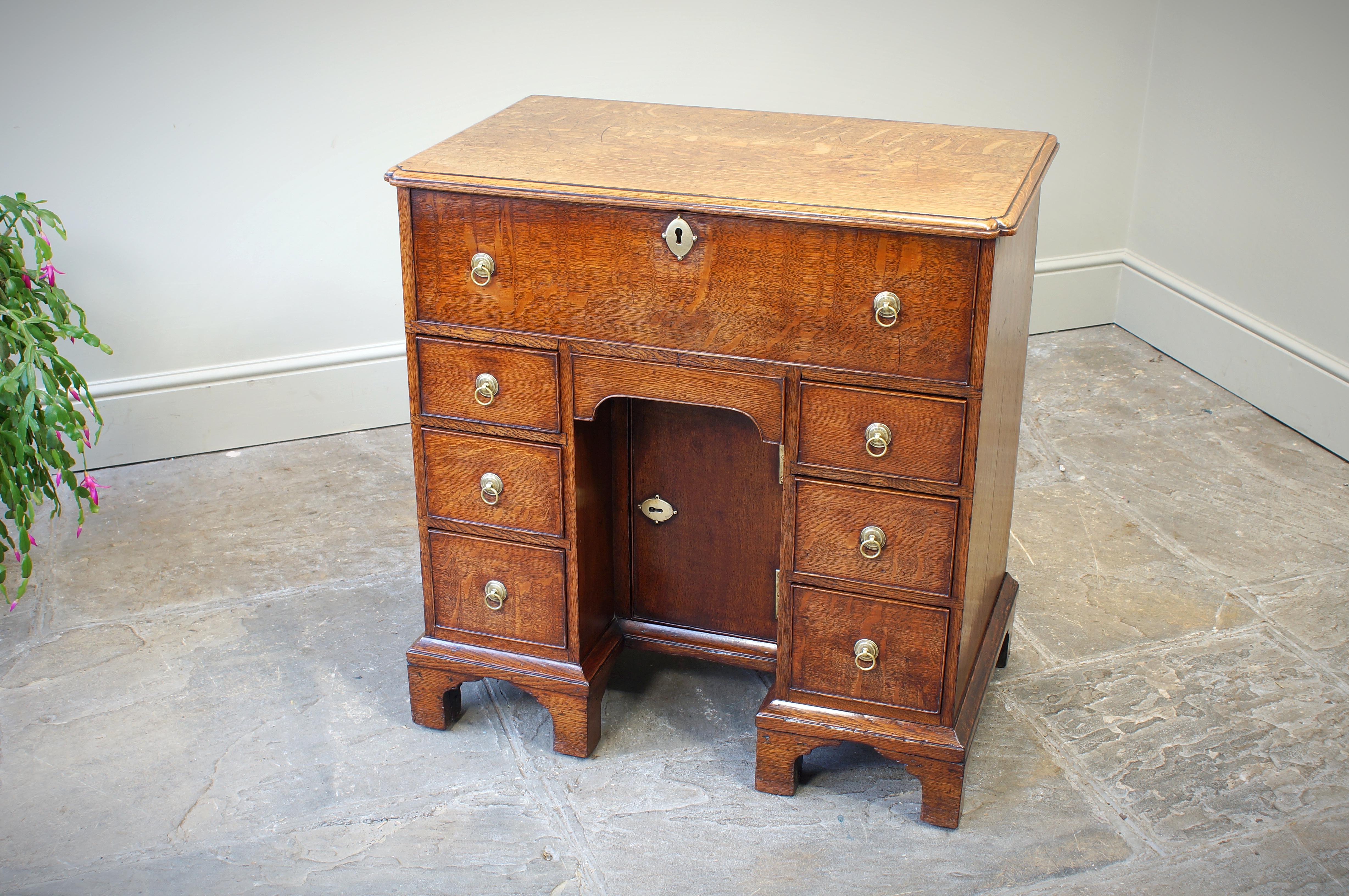 A Small English 18th Century Oak Secretaire Kneehole Desk For Sale 3