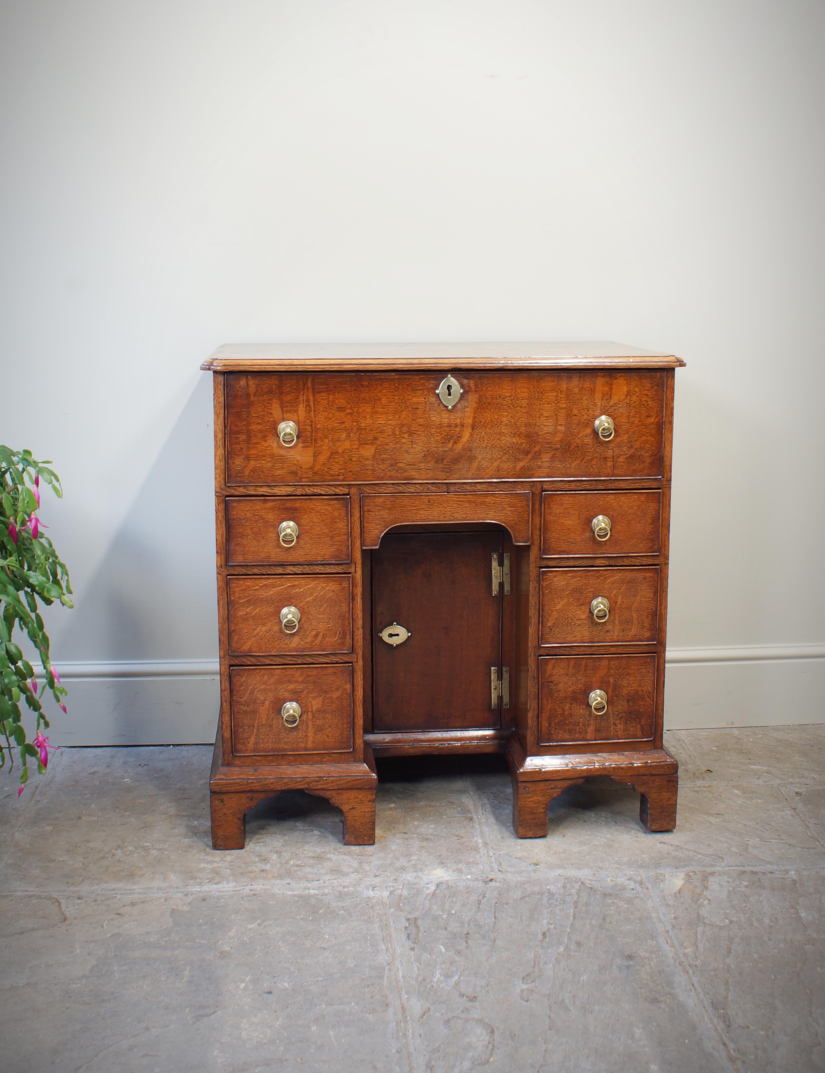  Kleiner englischer Sekretär-Knieloch-Schreibtisch aus Eiche aus dem 18. Jahrhundert im Angebot 3