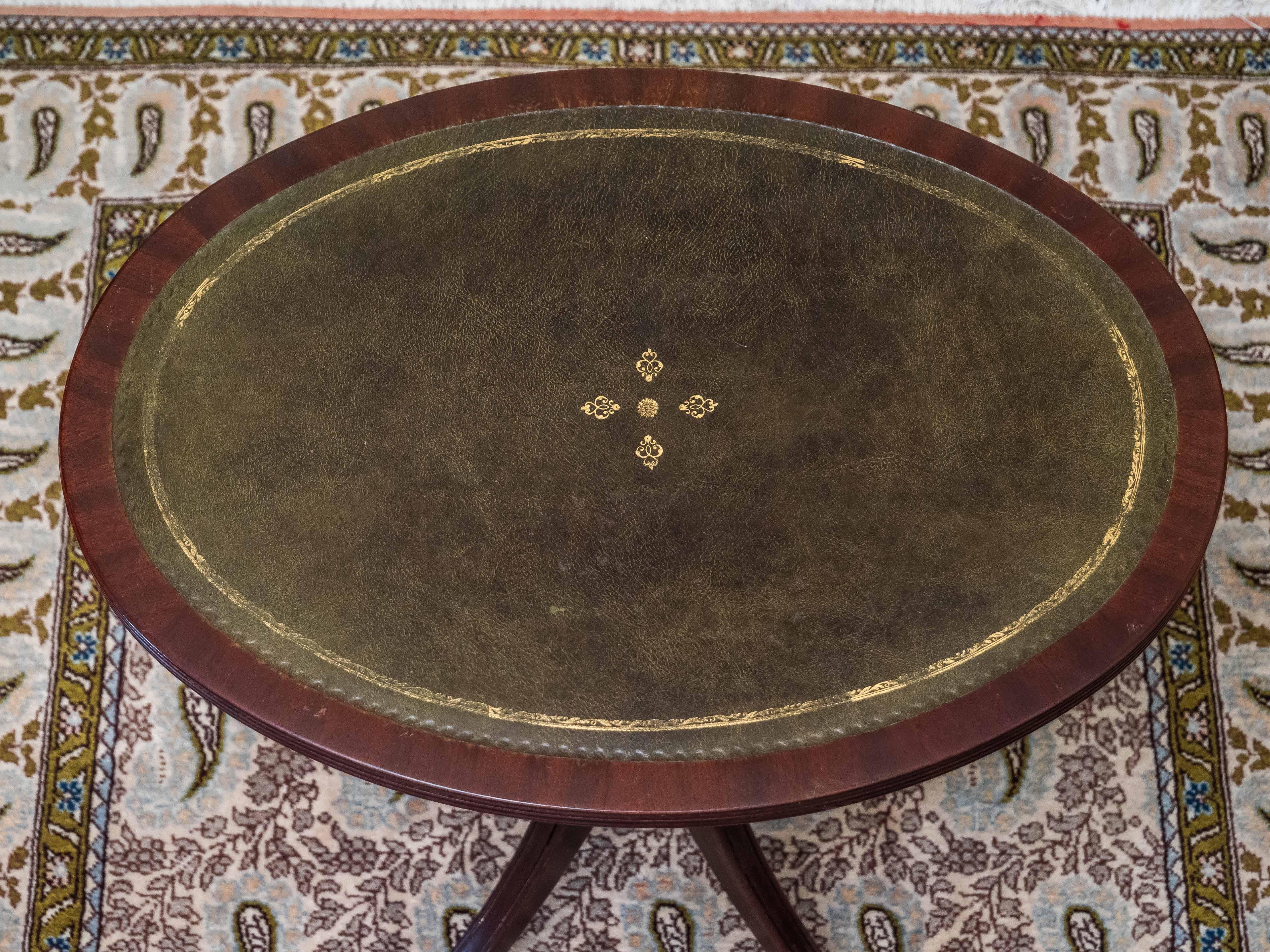 Hand-Crafted A small English side table For Sale