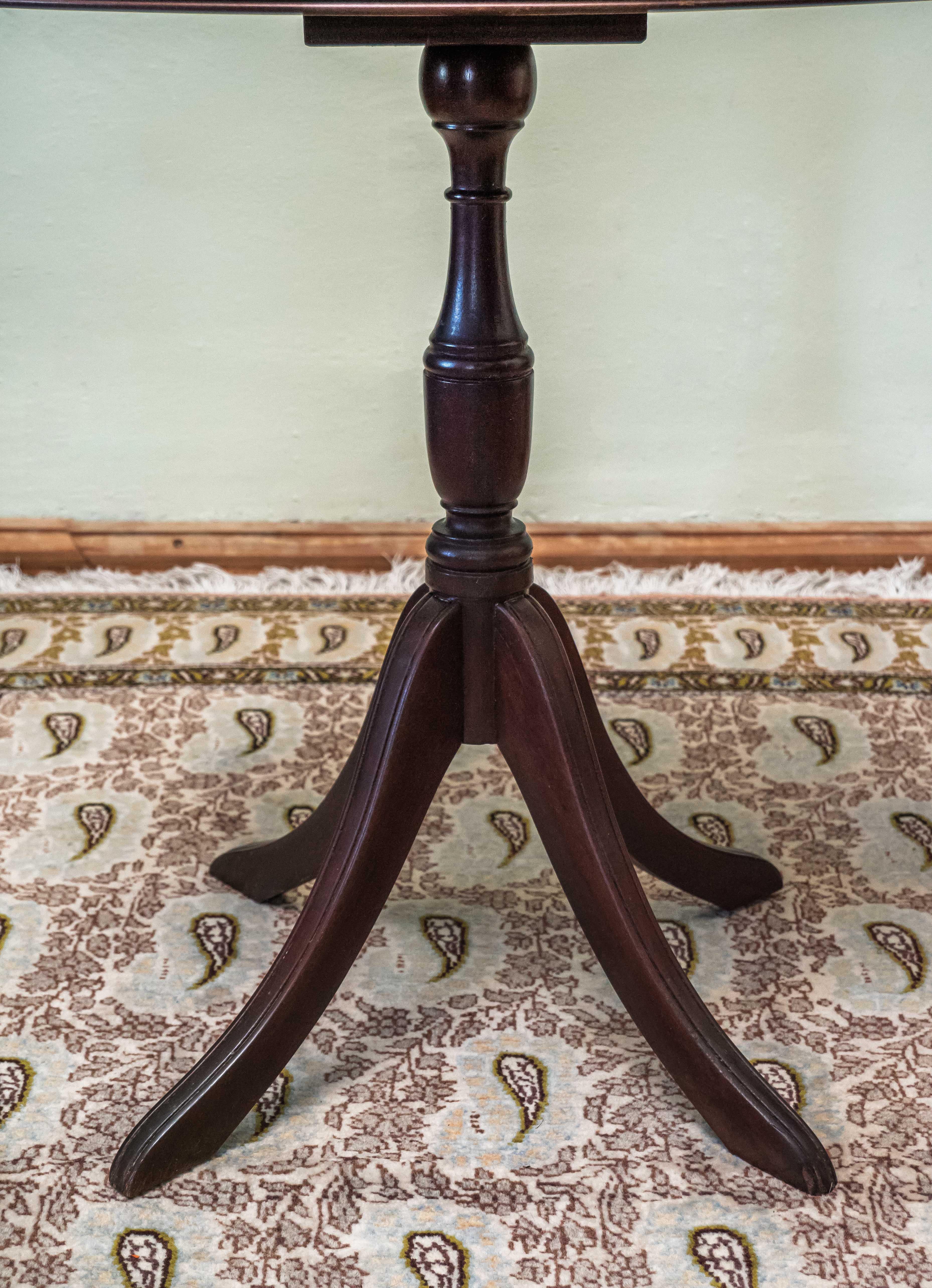 A small English side table In Good Condition For Sale In STRAČOV, CZ