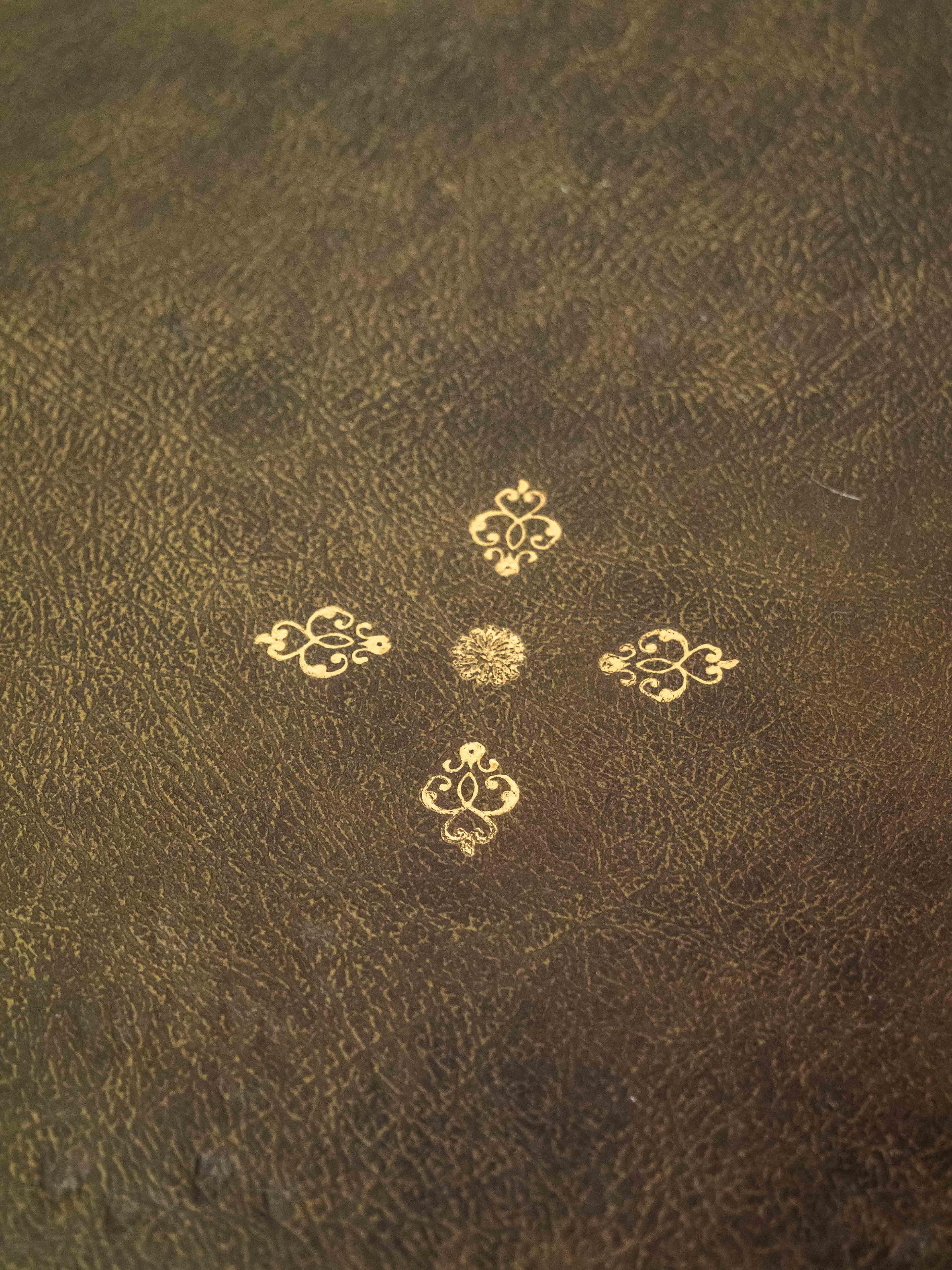 Wood A small English side table For Sale