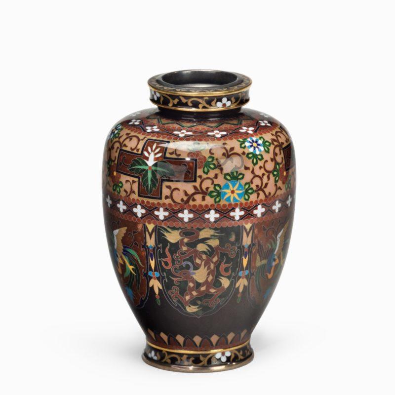 Petit vase en émail cloisonné de qualité supérieure de la période Meiji, avec des fils d'argent et des bords dorés, décoré d'un motif de dragons et d'oiseaux ho-ho sur un fond brun, avec des motifs textiles autour de l'épaule.  Japonais, vers 1880.
