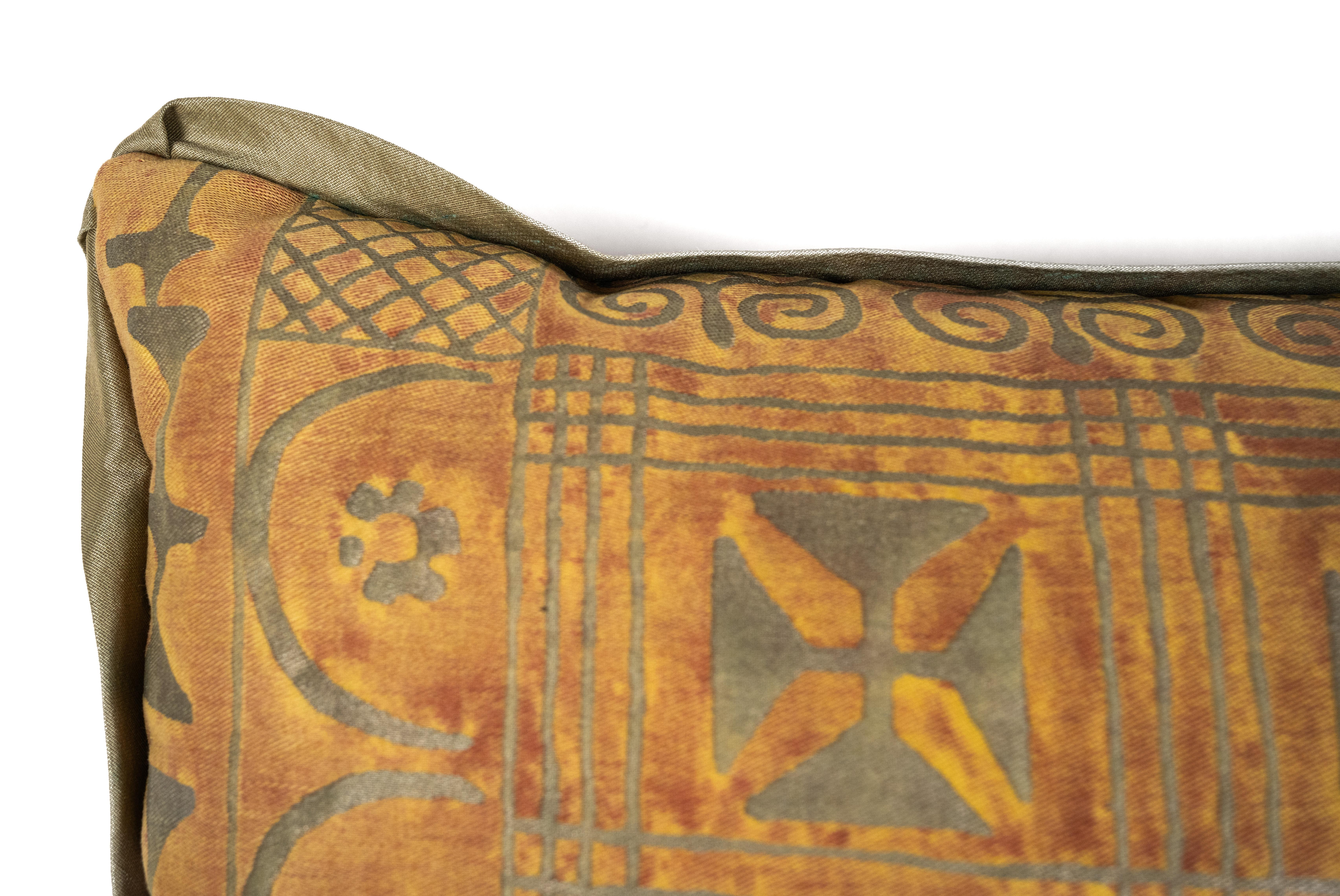 Un seul coussin dans le motif Ashanti de Fortuny en abricot brûlé et or argenté. Avec bordures en soie et tissu en laine avec support en texture brossée. Le motif, un design géométrique avec un motif tribal africain.