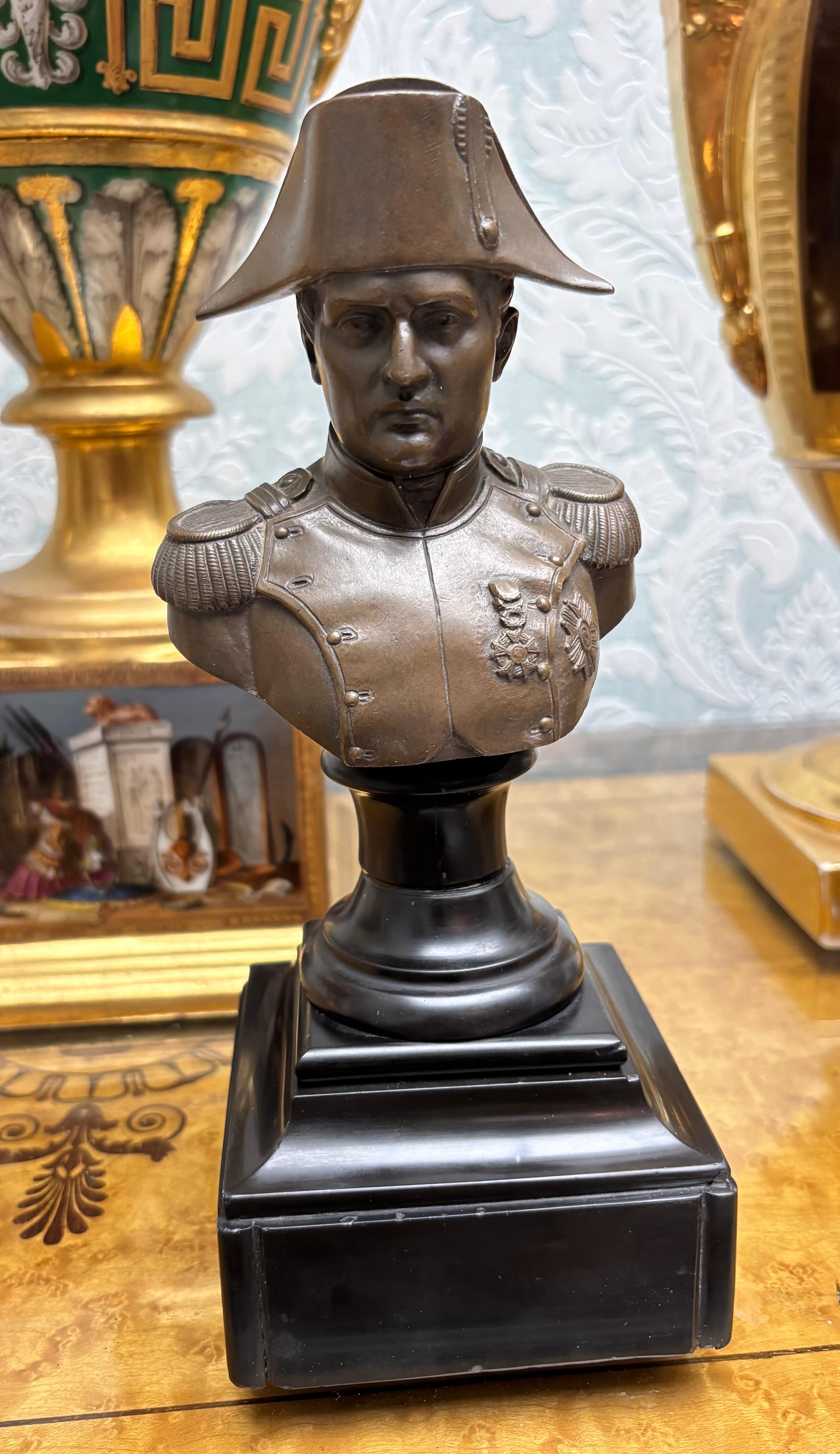 Un piccolo busto in bronzo patinato francese del 19° secolo dell'imperatore Napoleone Bonaparte che indossa il suo caratteristico cappello bicorno e la sua uniforme preferita di colonnello dei Chasseurs Cheval de la Garde.   Il busto è sostenuto da