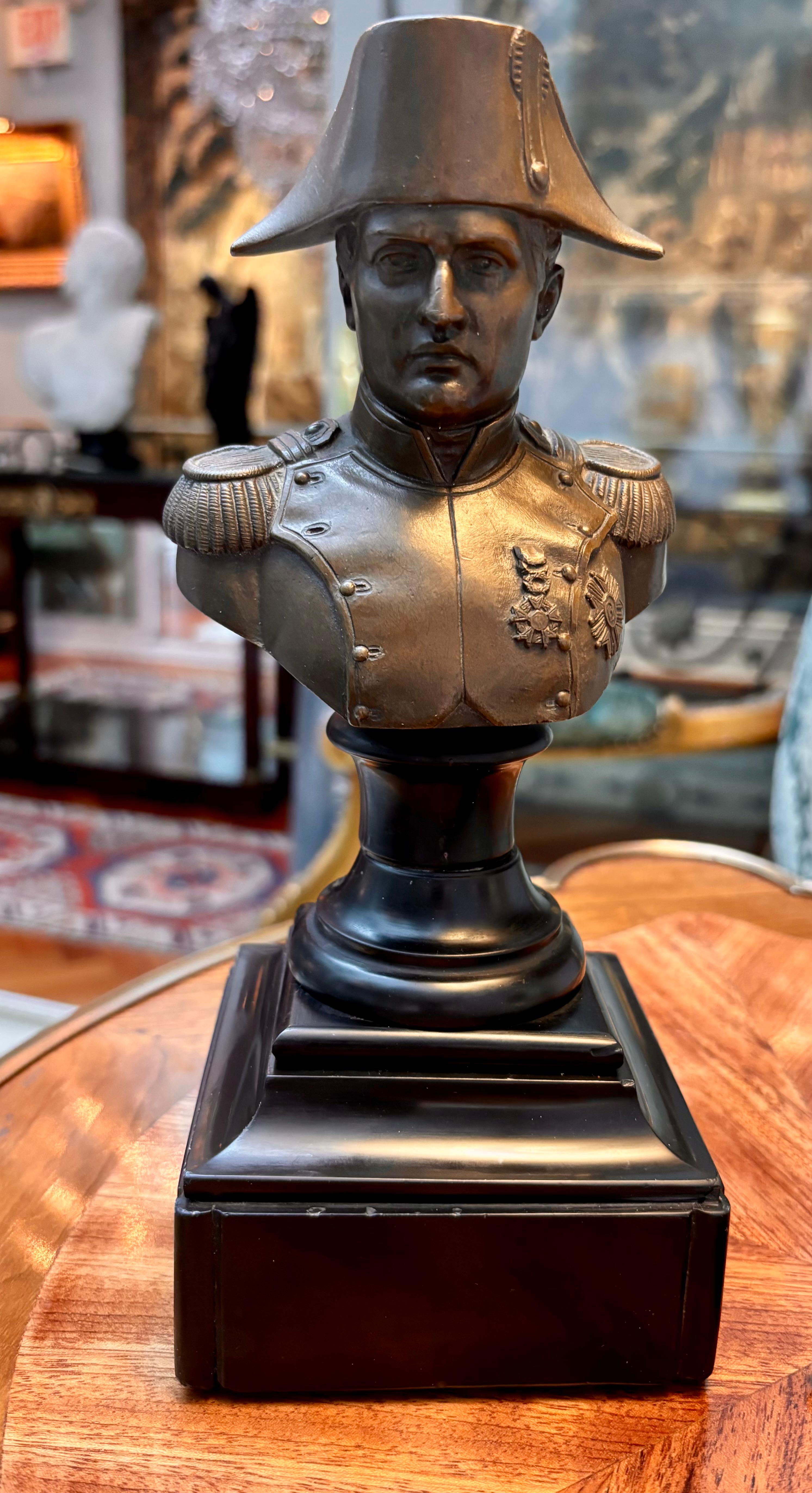 Francese Piccolo busto di bronzo francese del 19° secolo raffigurante Napoleone in uniforme in vendita
