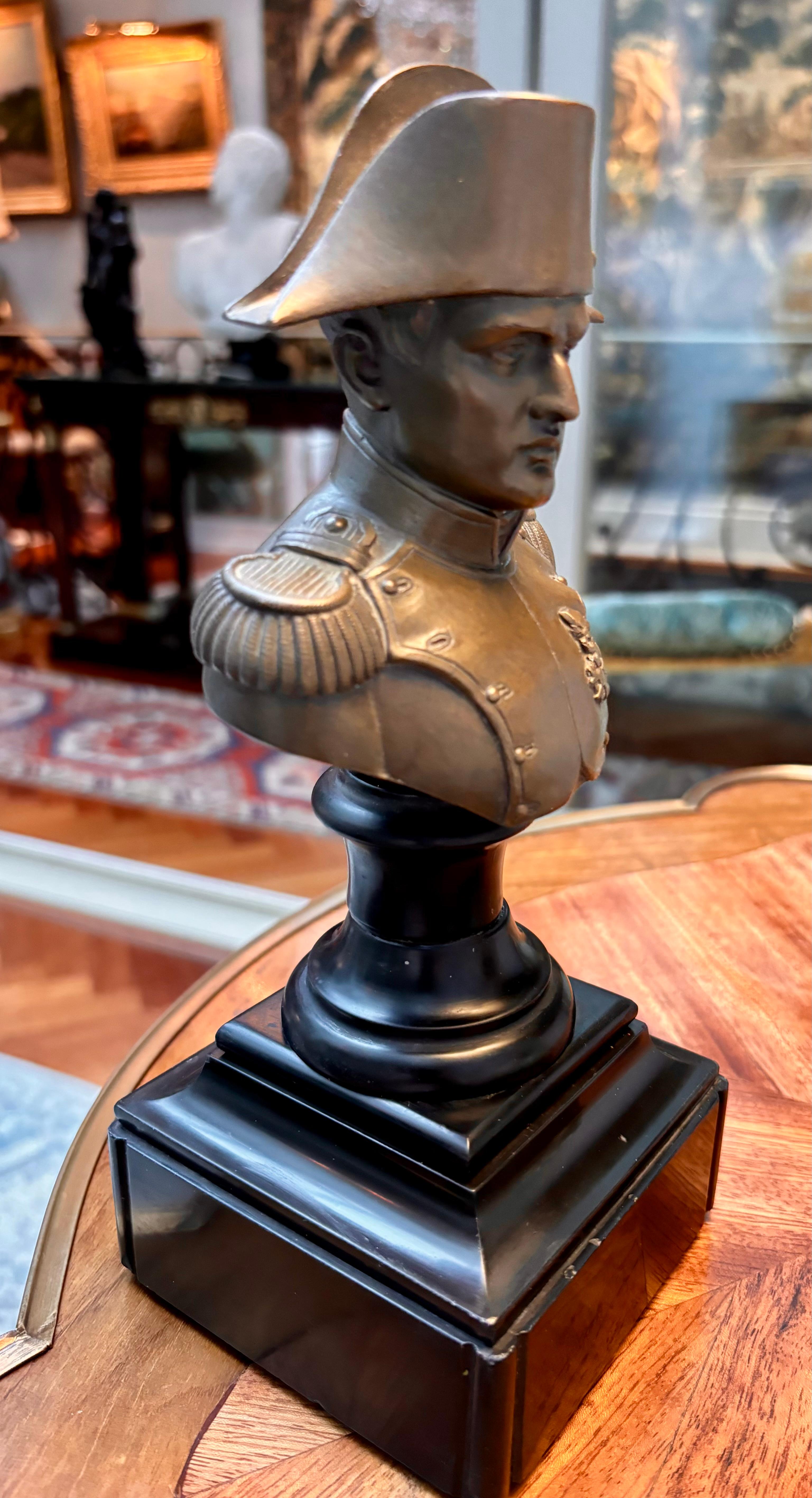 Calco Piccolo busto di bronzo francese del 19° secolo raffigurante Napoleone in uniforme in vendita