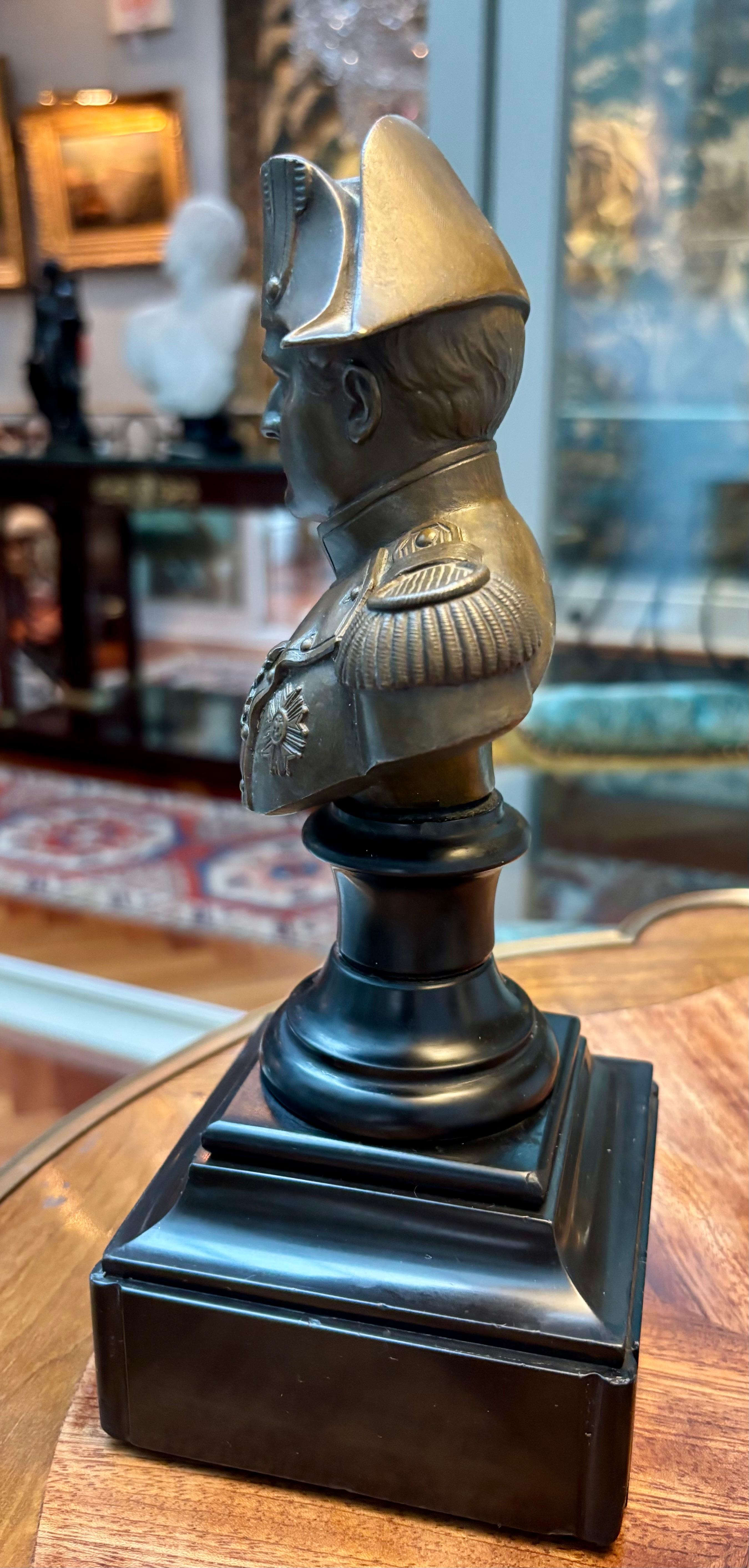 Piccolo busto di bronzo francese del 19° secolo raffigurante Napoleone in uniforme In condizioni buone in vendita a Vancouver, British Columbia