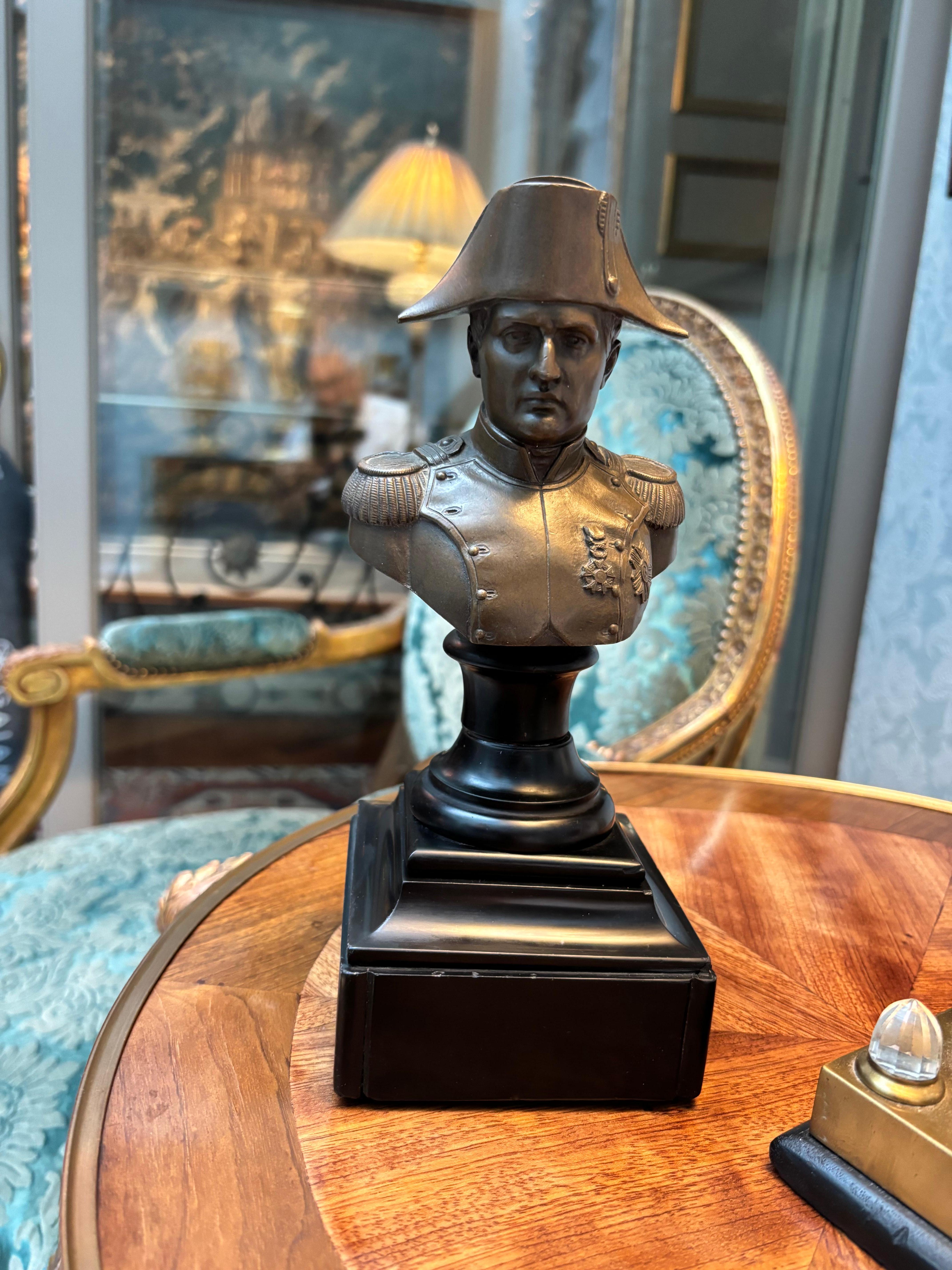 XIX secolo Piccolo busto di bronzo francese del 19° secolo raffigurante Napoleone in uniforme in vendita