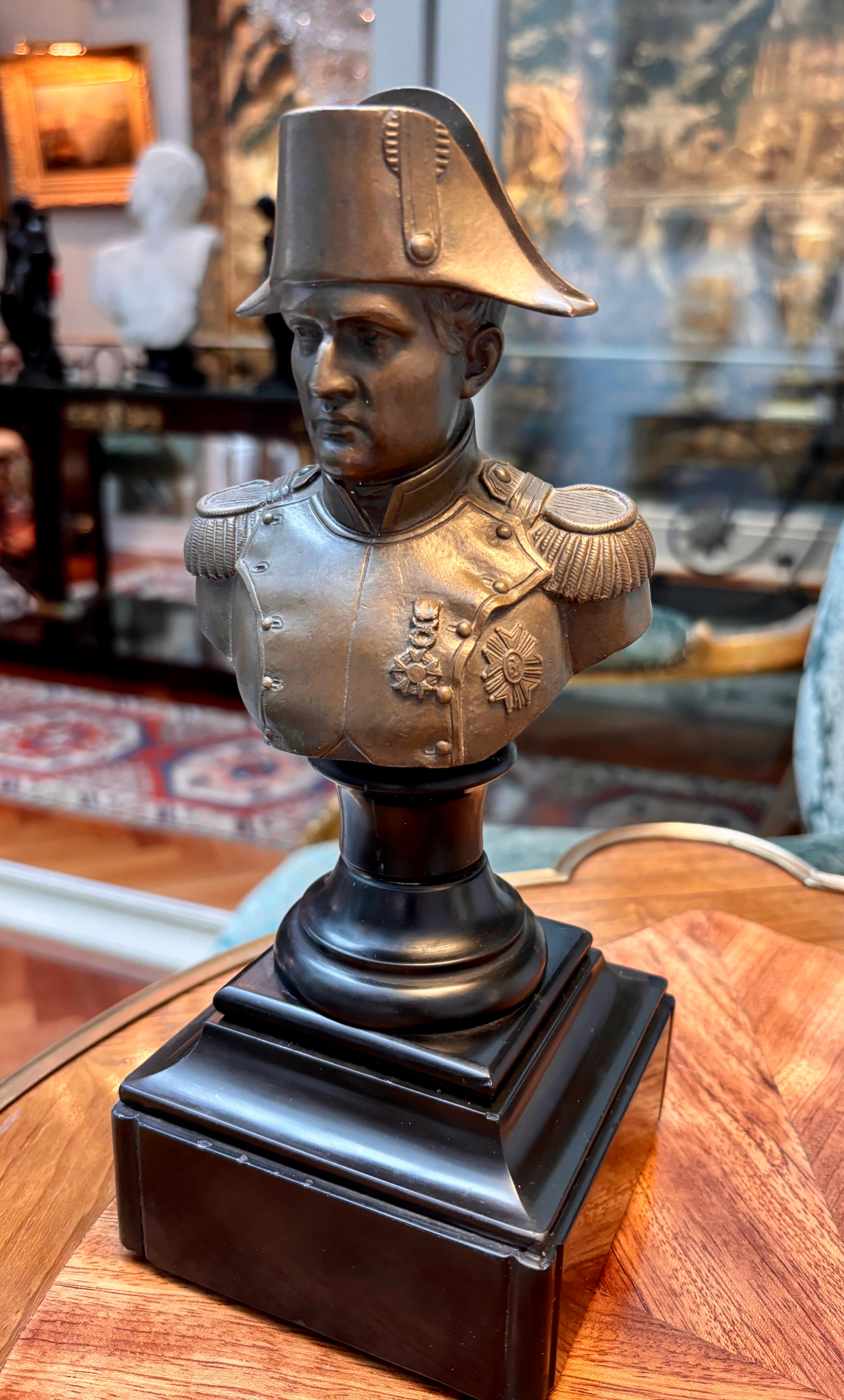 Bronzo Piccolo busto di bronzo francese del 19° secolo raffigurante Napoleone in uniforme in vendita