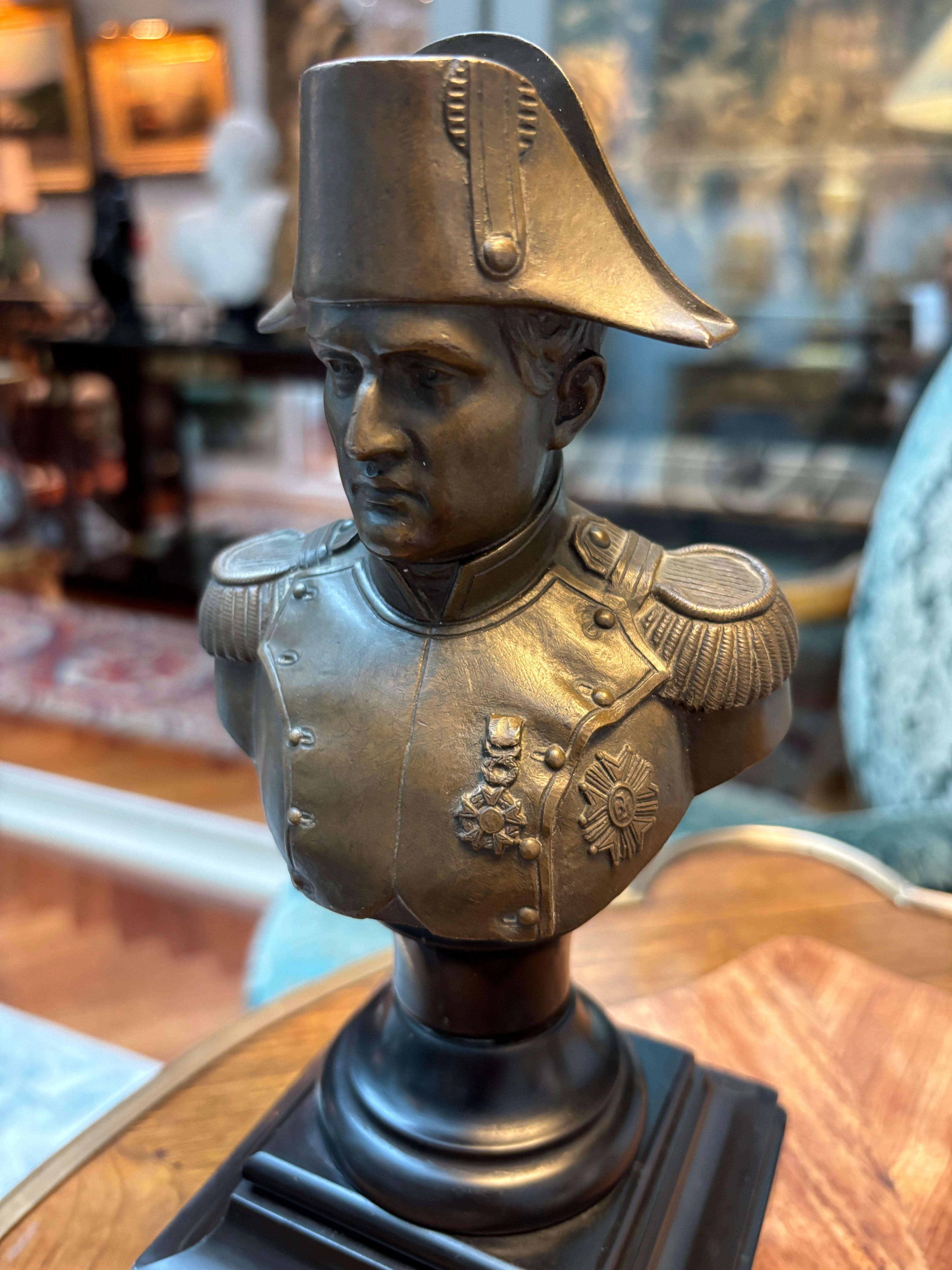 Piccolo busto di bronzo francese del 19° secolo raffigurante Napoleone in uniforme in vendita 1