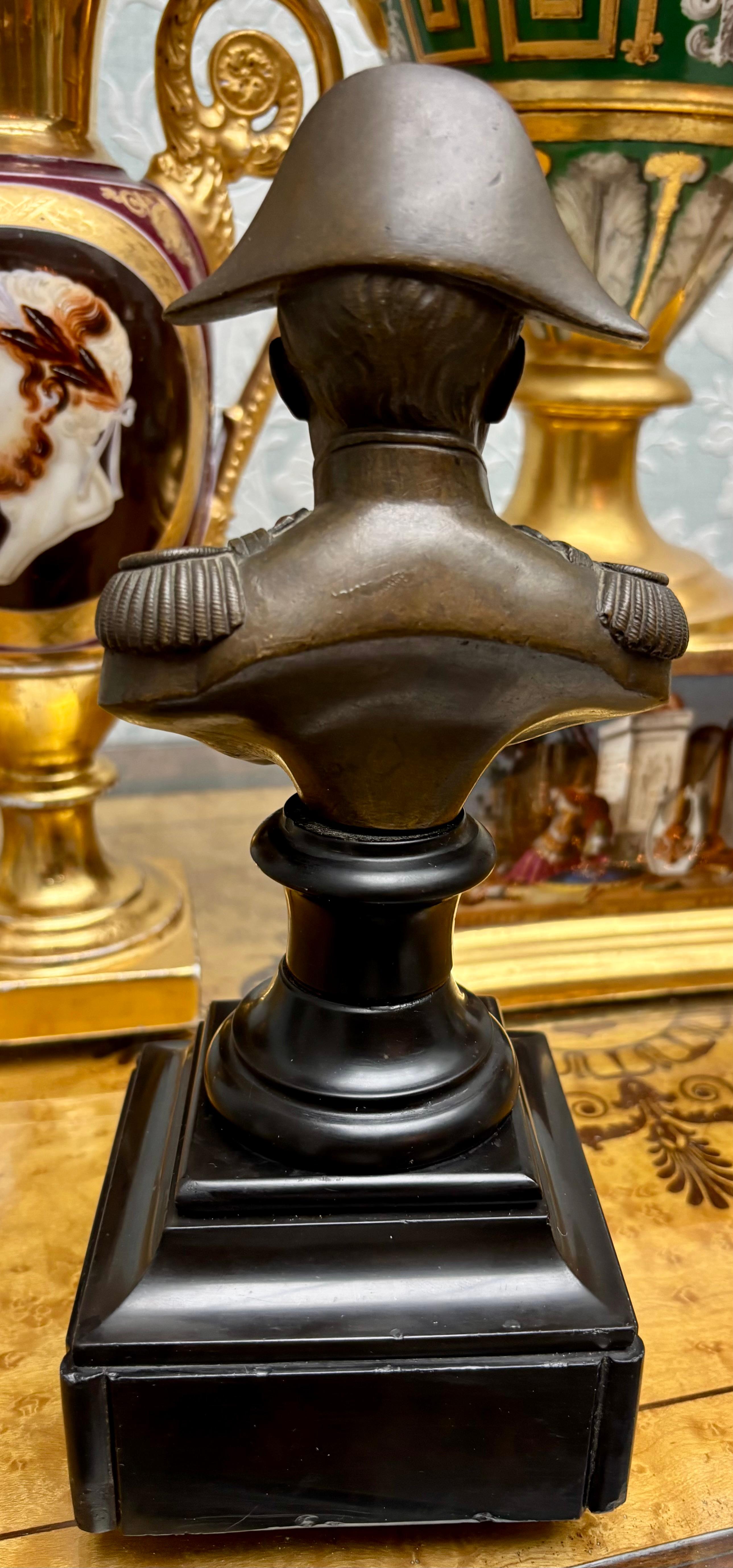 Piccolo busto di bronzo francese del 19° secolo raffigurante Napoleone in uniforme in vendita 2