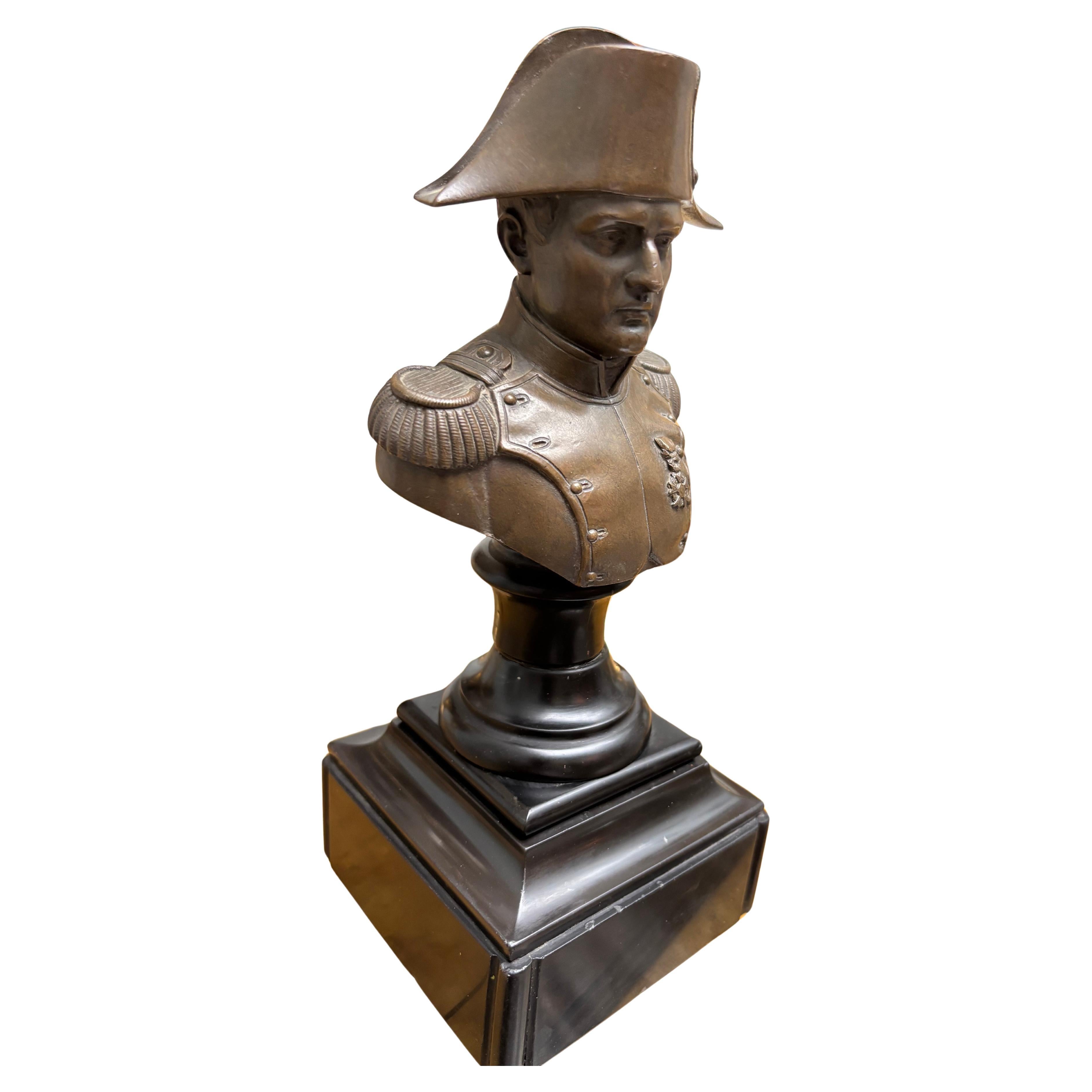 Piccolo busto di bronzo francese del 19° secolo raffigurante Napoleone in uniforme in vendita
