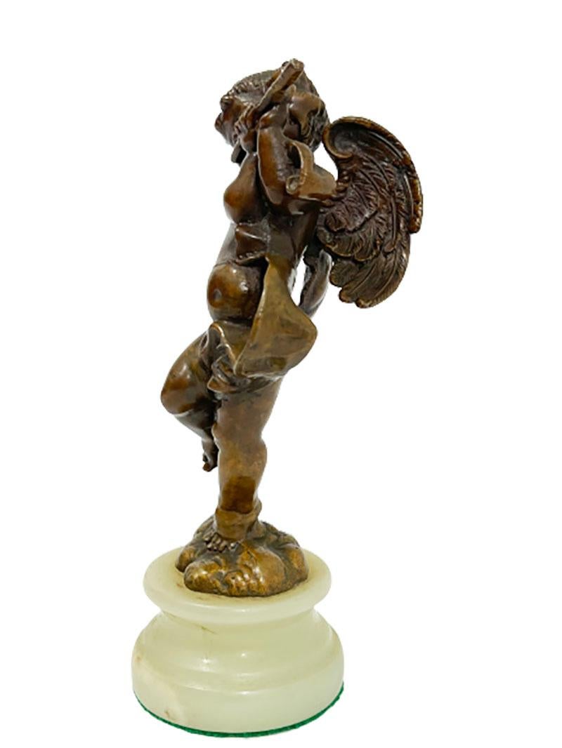 Petite statuette française en bronze du XIXe siècle représentant une Putti  en vente 1